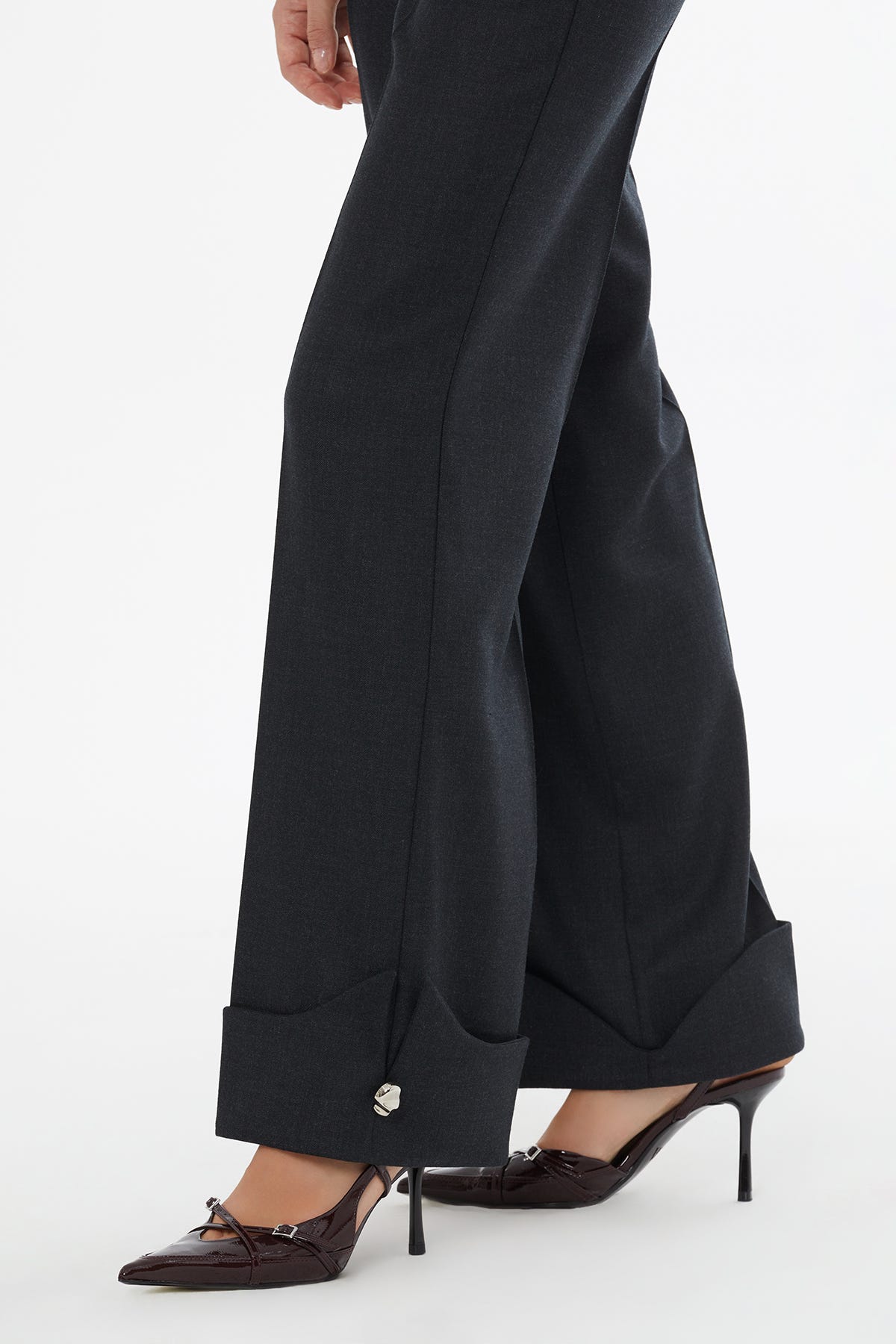 Paçası Metal Aksesuarlı Bol Kadın Pantolon