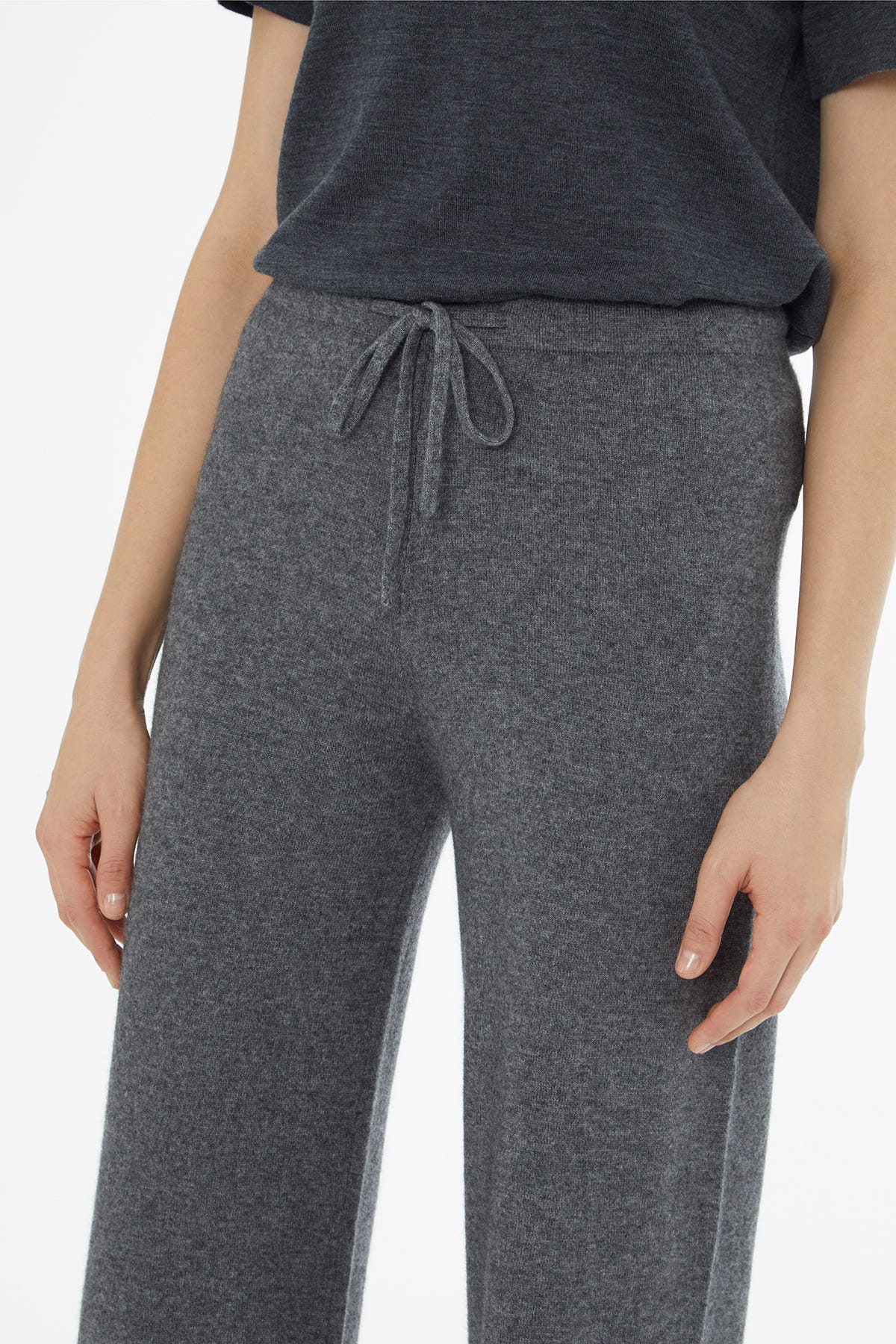 Beli Bağcıklı Gri Triko Pantolon