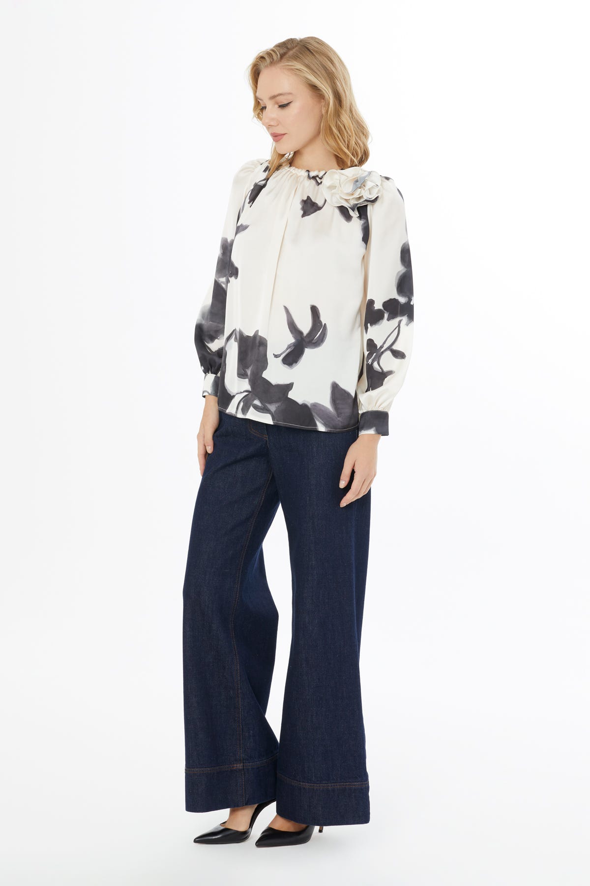 Ön Detayı Bağcıklı Yakası Gül Detaylı Kadın Bluz