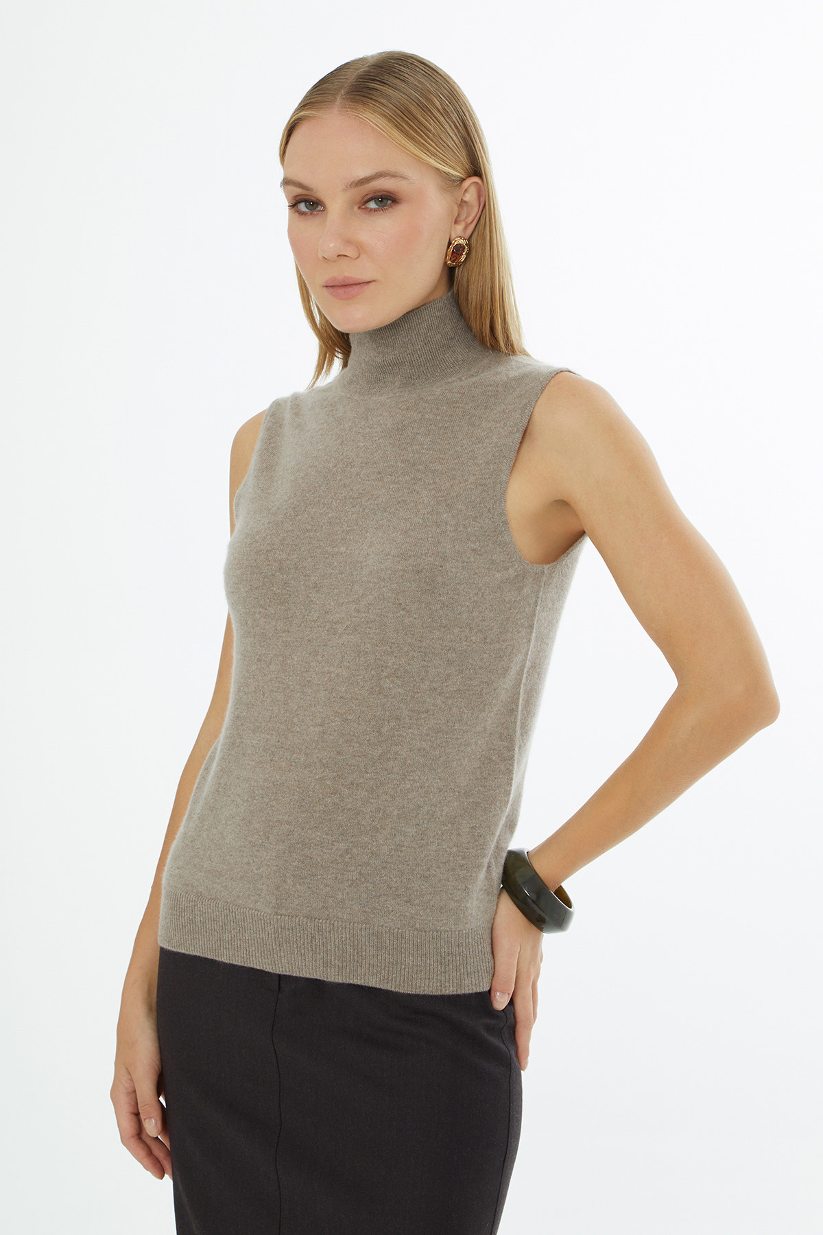 Boğazlı Sıfır Kollu Triko