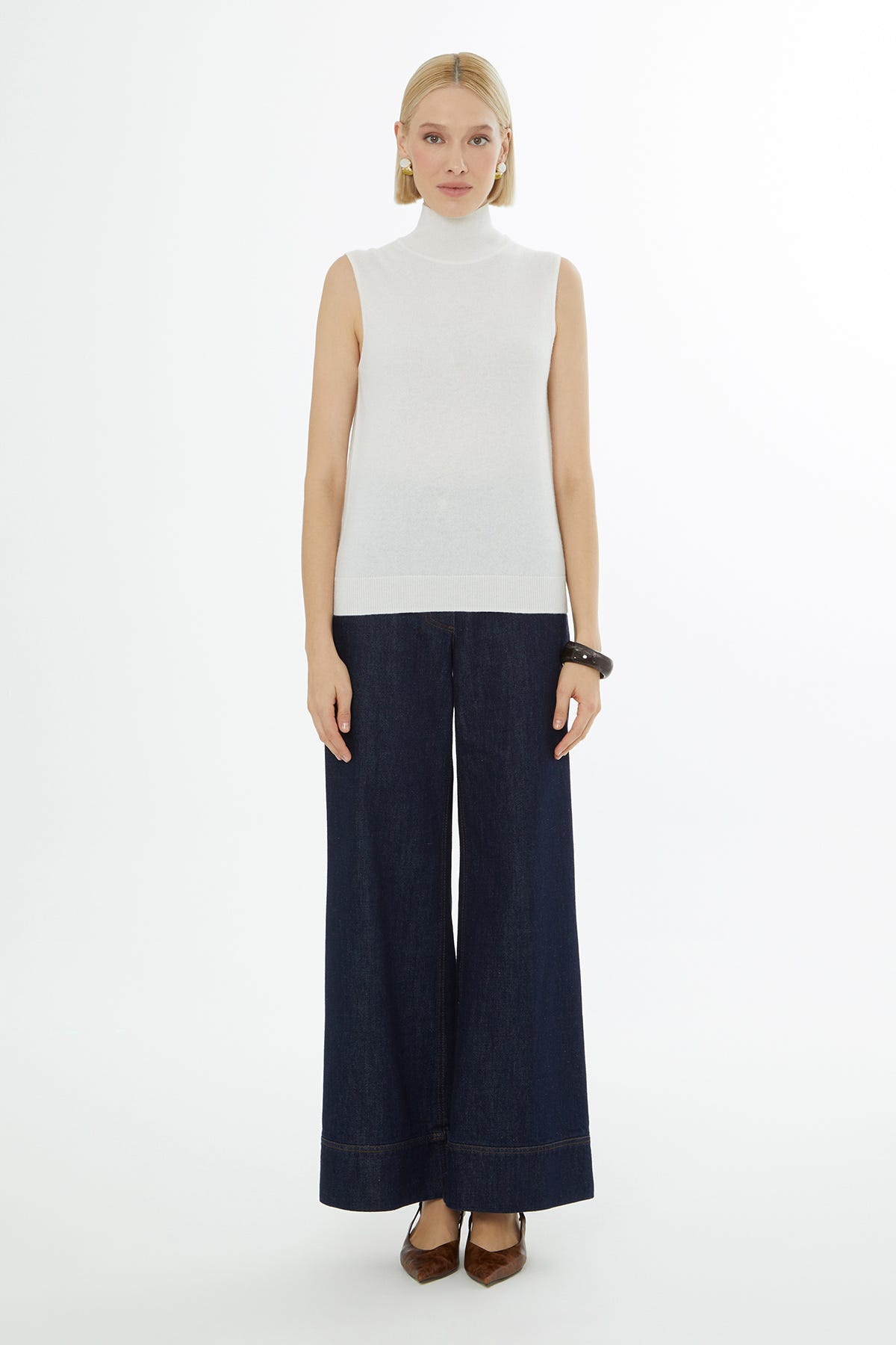 Boğazlı Sıfır Kollu Triko