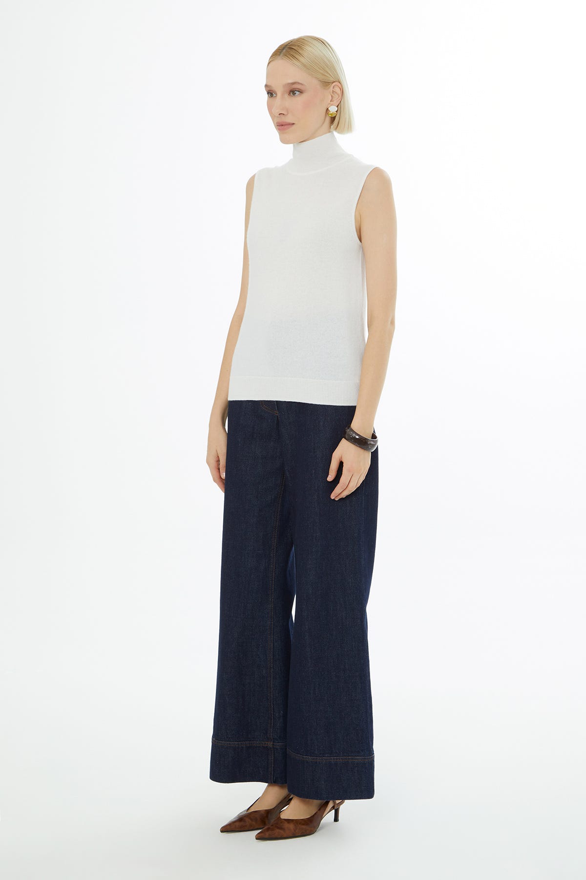 Boğazlı Sıfır Kollu Triko