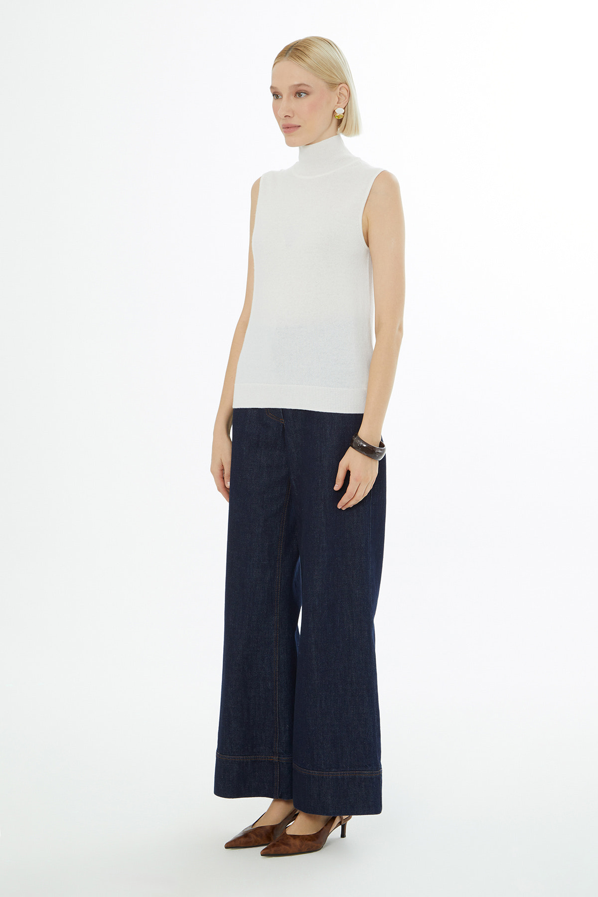 Boğazlı Sıfır Kollu Triko