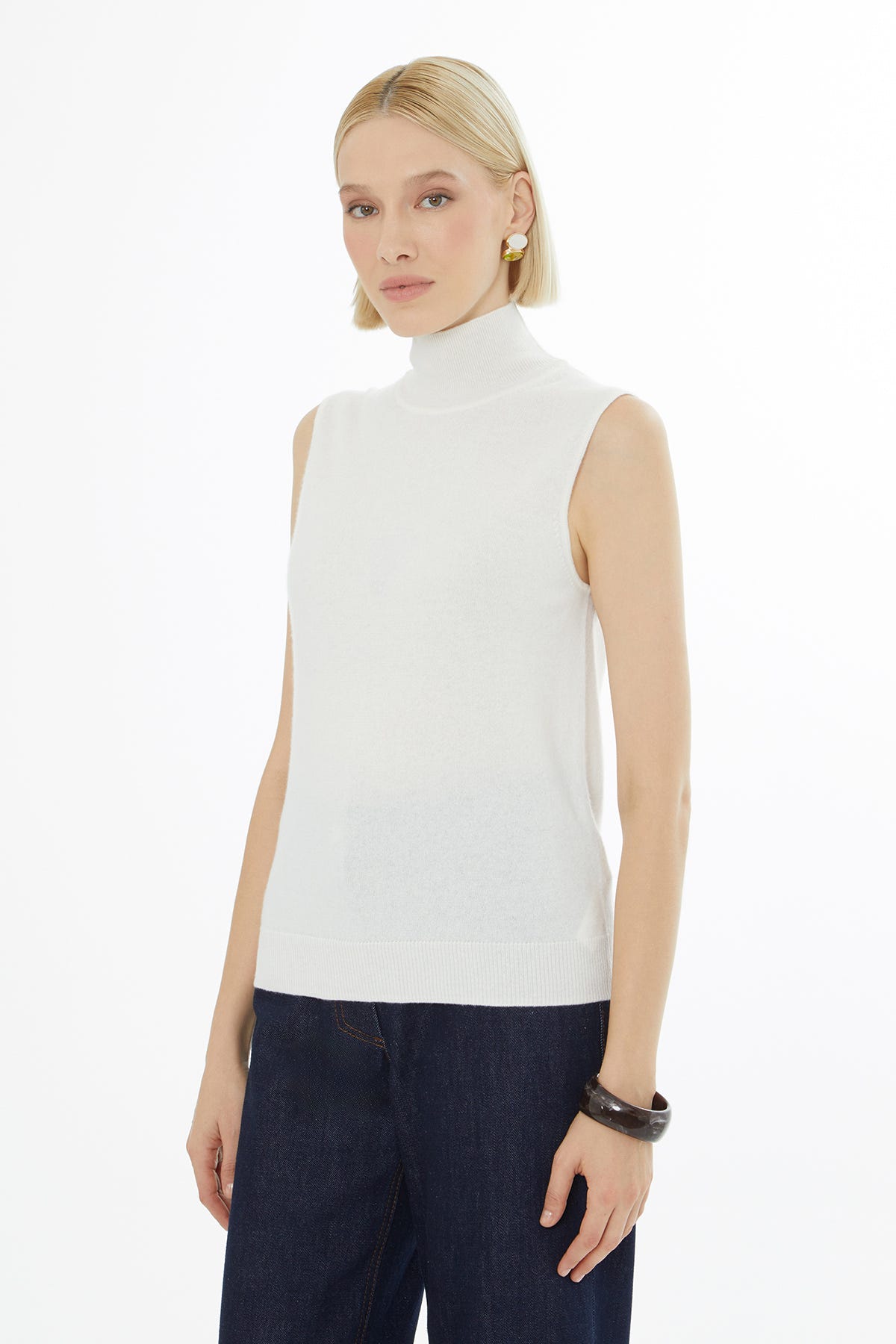 Boğazlı Sıfır Kollu Triko