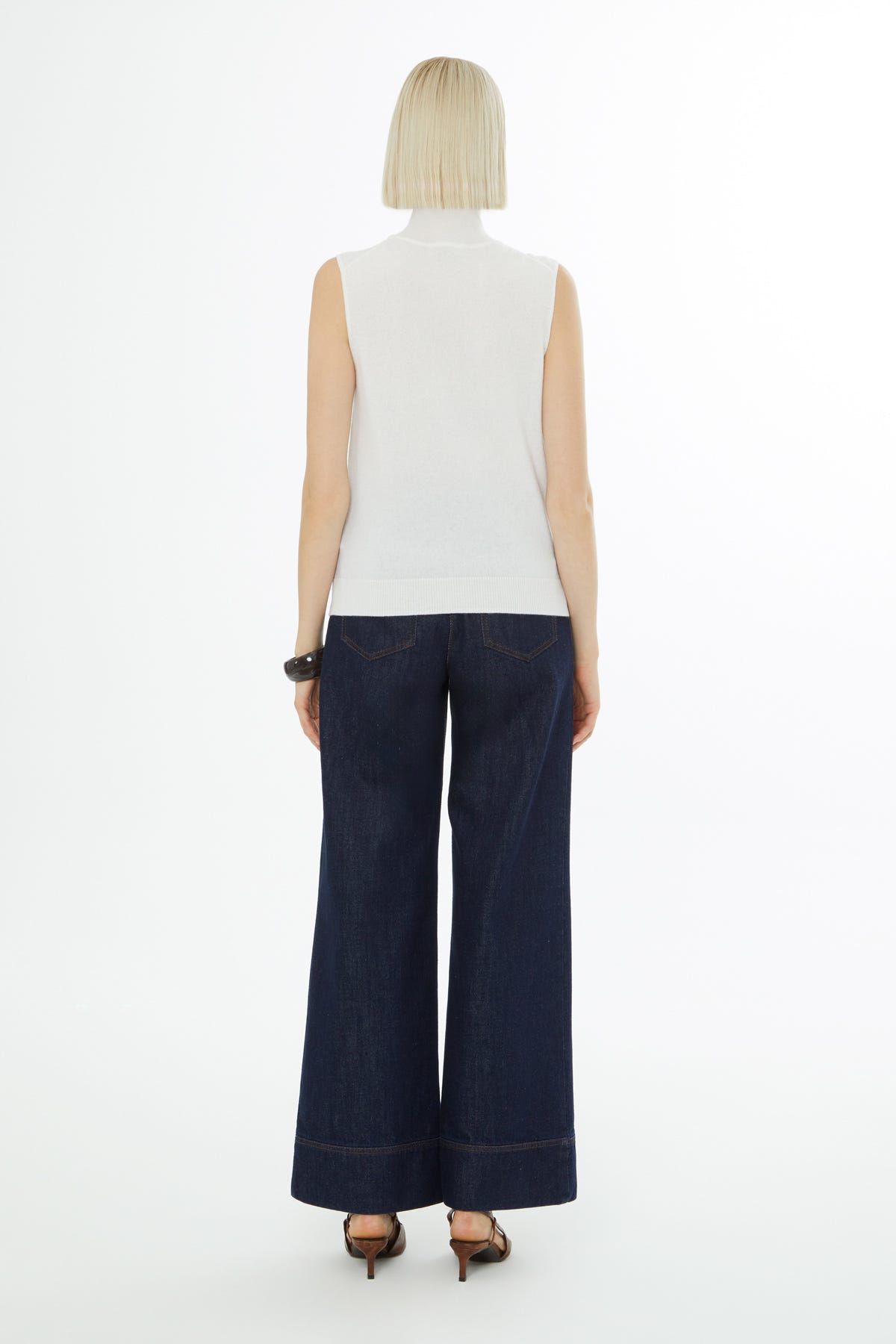 Boğazlı Sıfır Kollu Triko