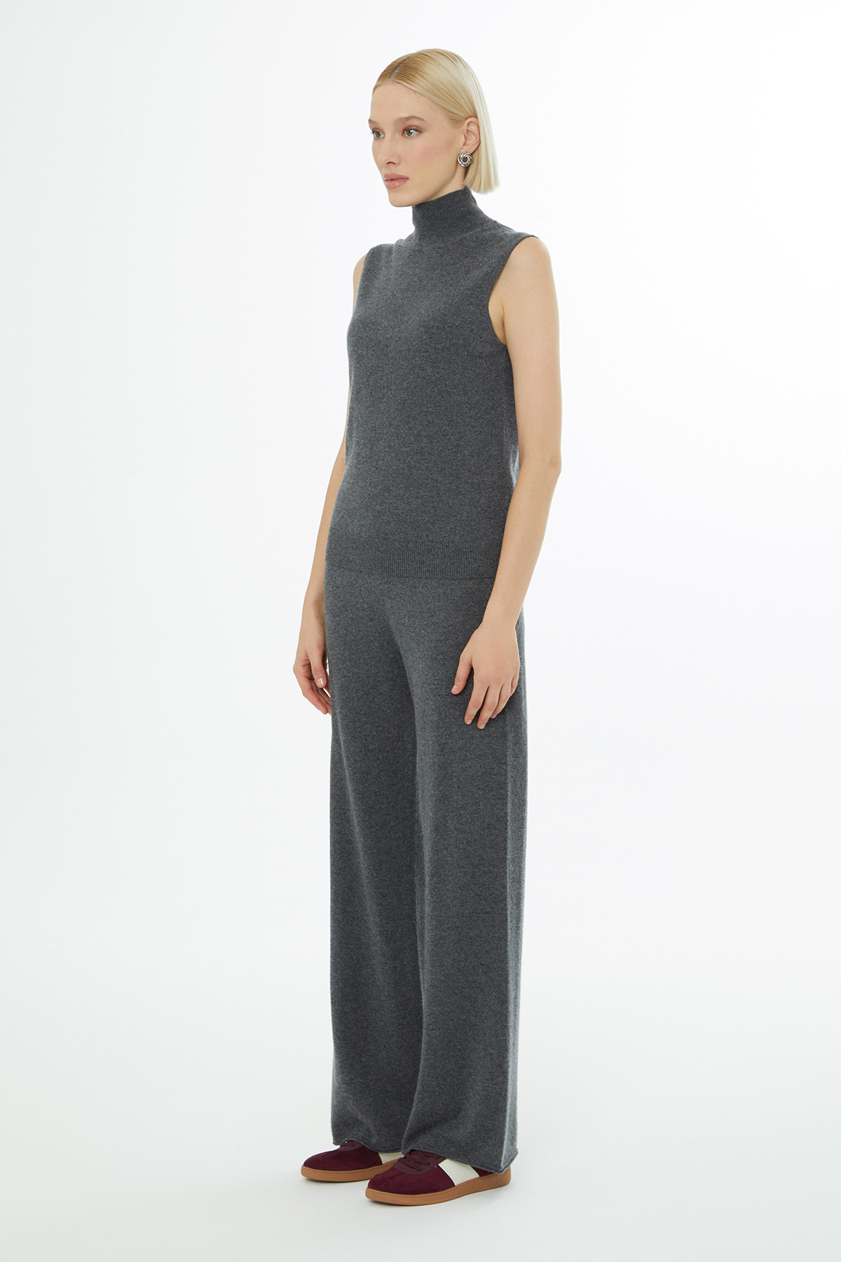 Boğazlı Sıfır Kollu Triko