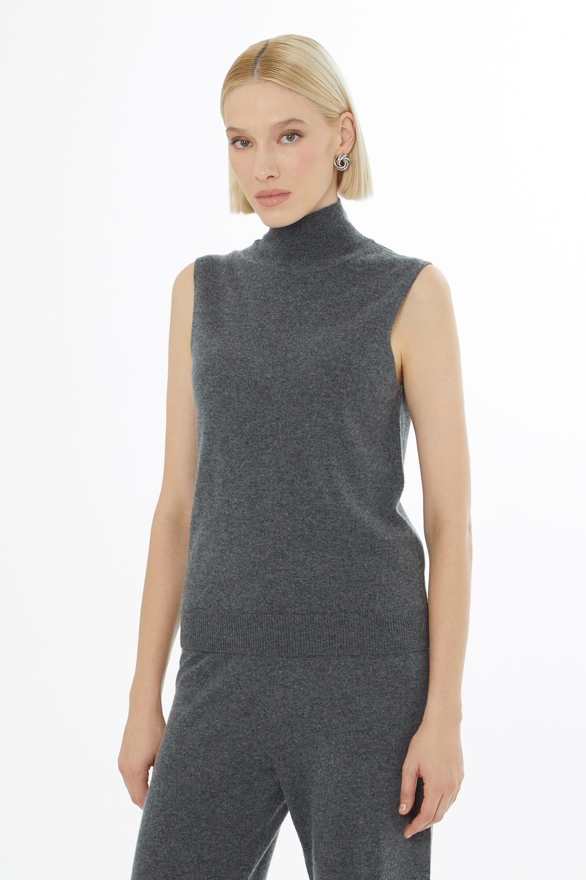 Boğazlı Sıfır Kollu Triko