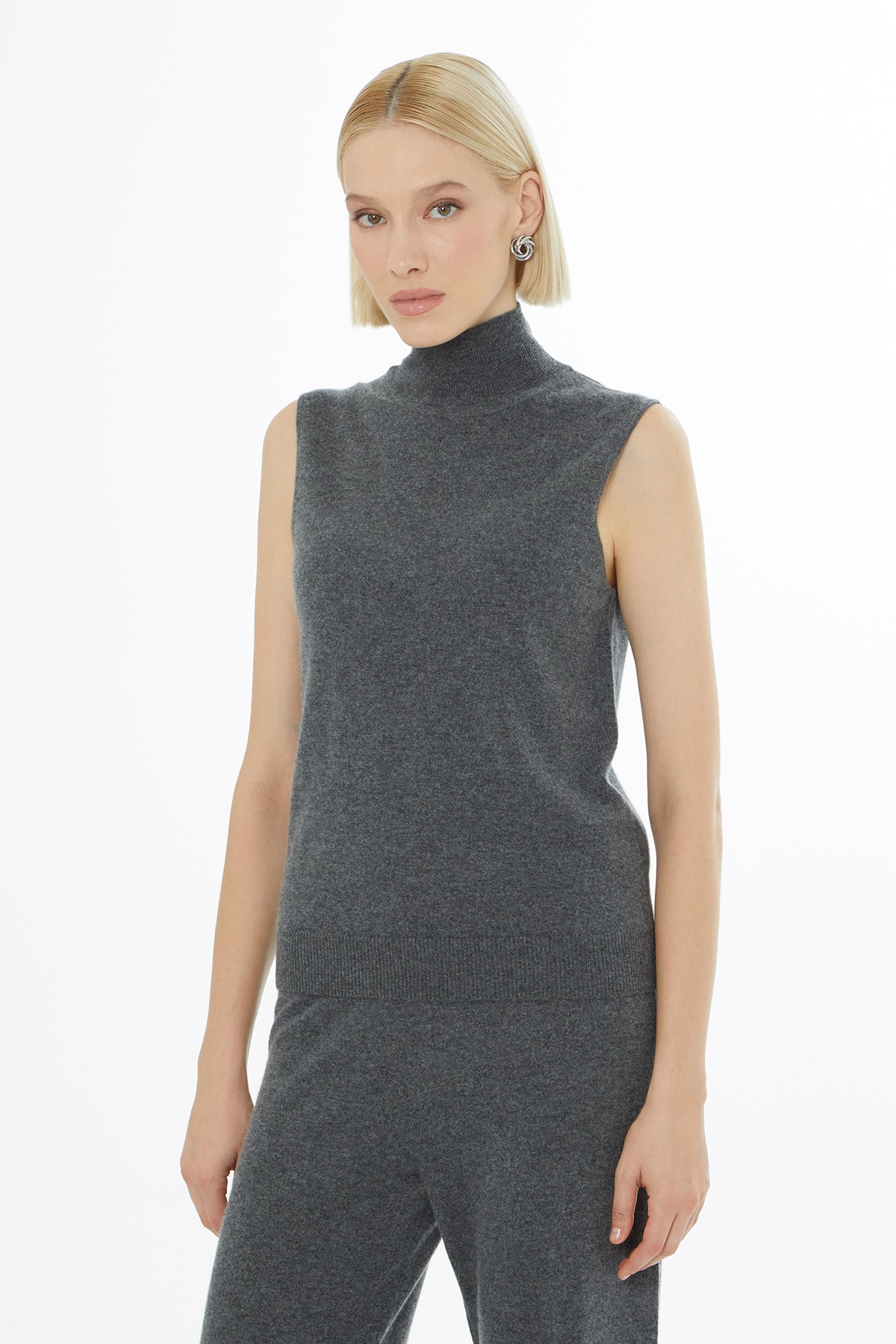 Boğazlı Sıfır Kollu Triko