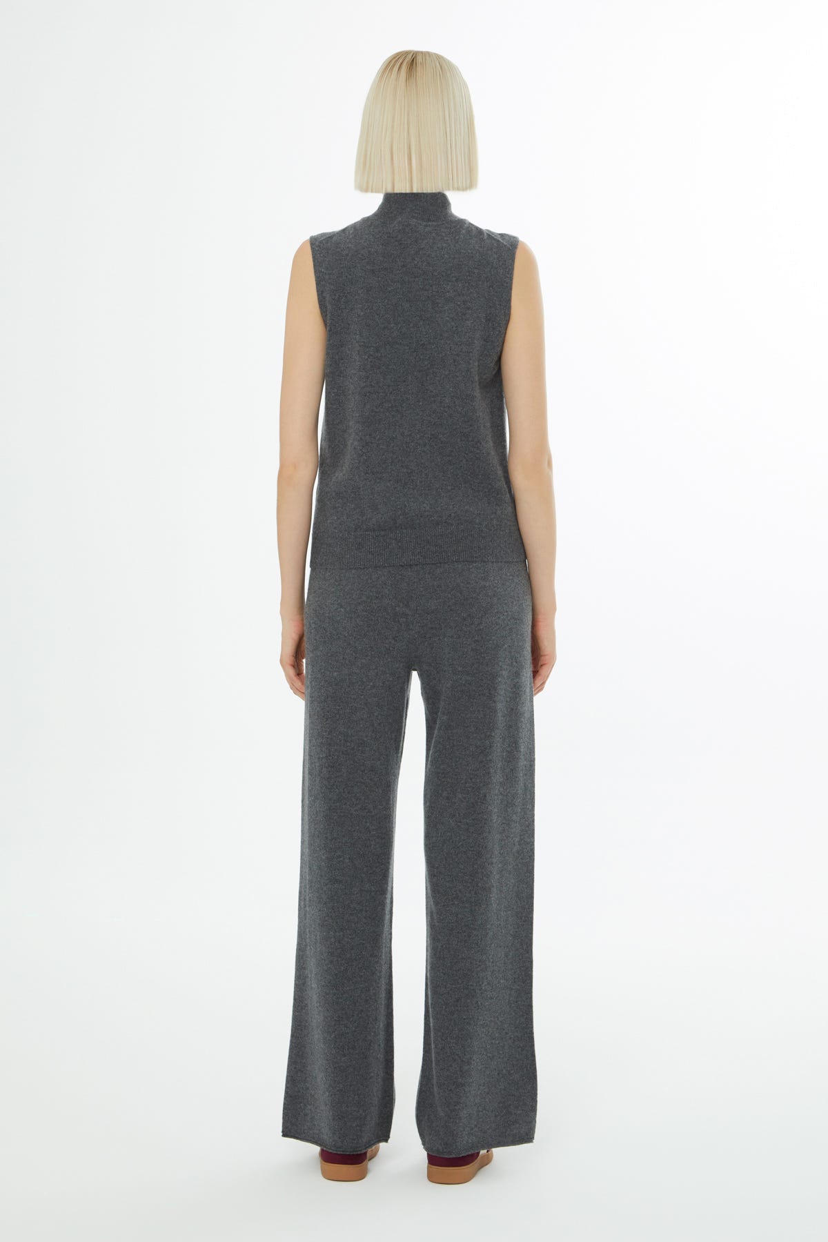 Boğazlı Sıfır Kollu Triko