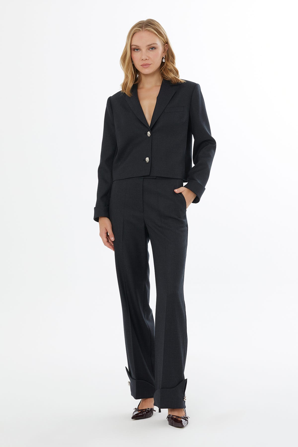 Ön Orta Düğme Kapamalı Yakalı Kadın Ceket