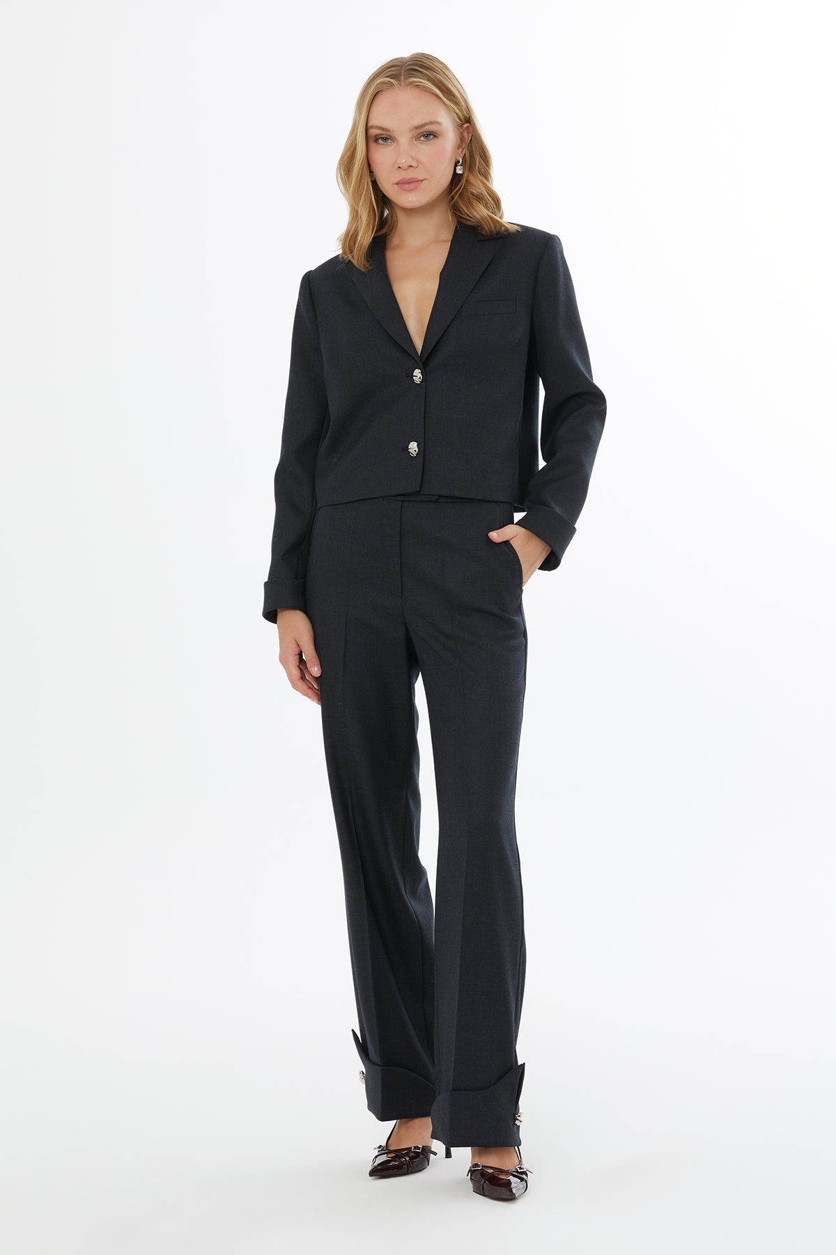 Ön Orta Düğme Kapamalı Yakalı Kadın Ceket