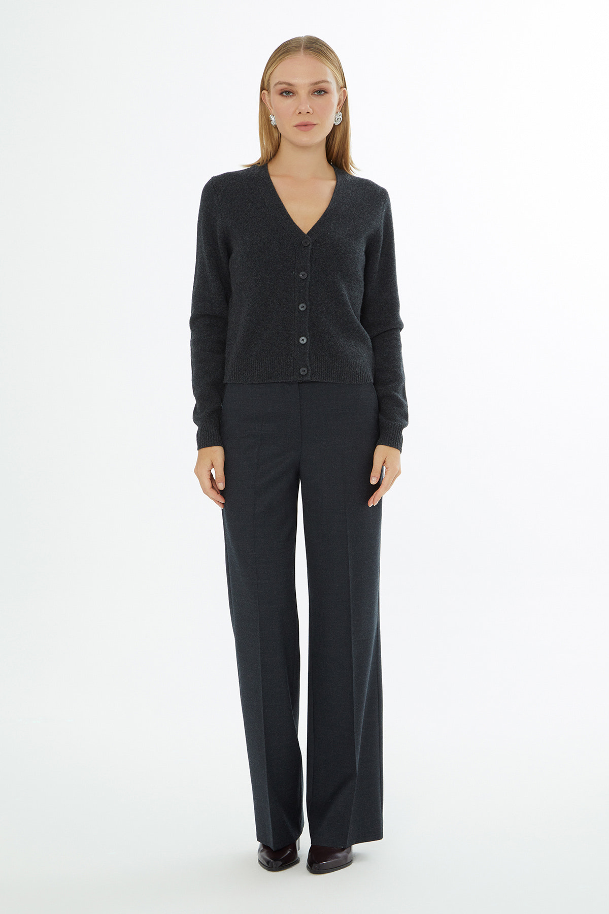 V Yaka Düğme Kapamalı Uzun Kollu Hırka