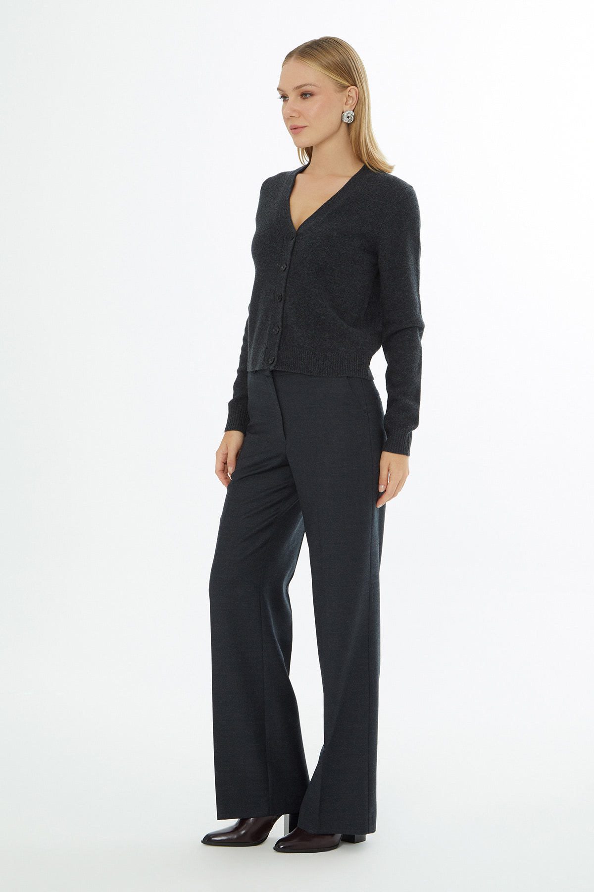 V Yaka Düğme Kapamalı Uzun Kollu Hırka