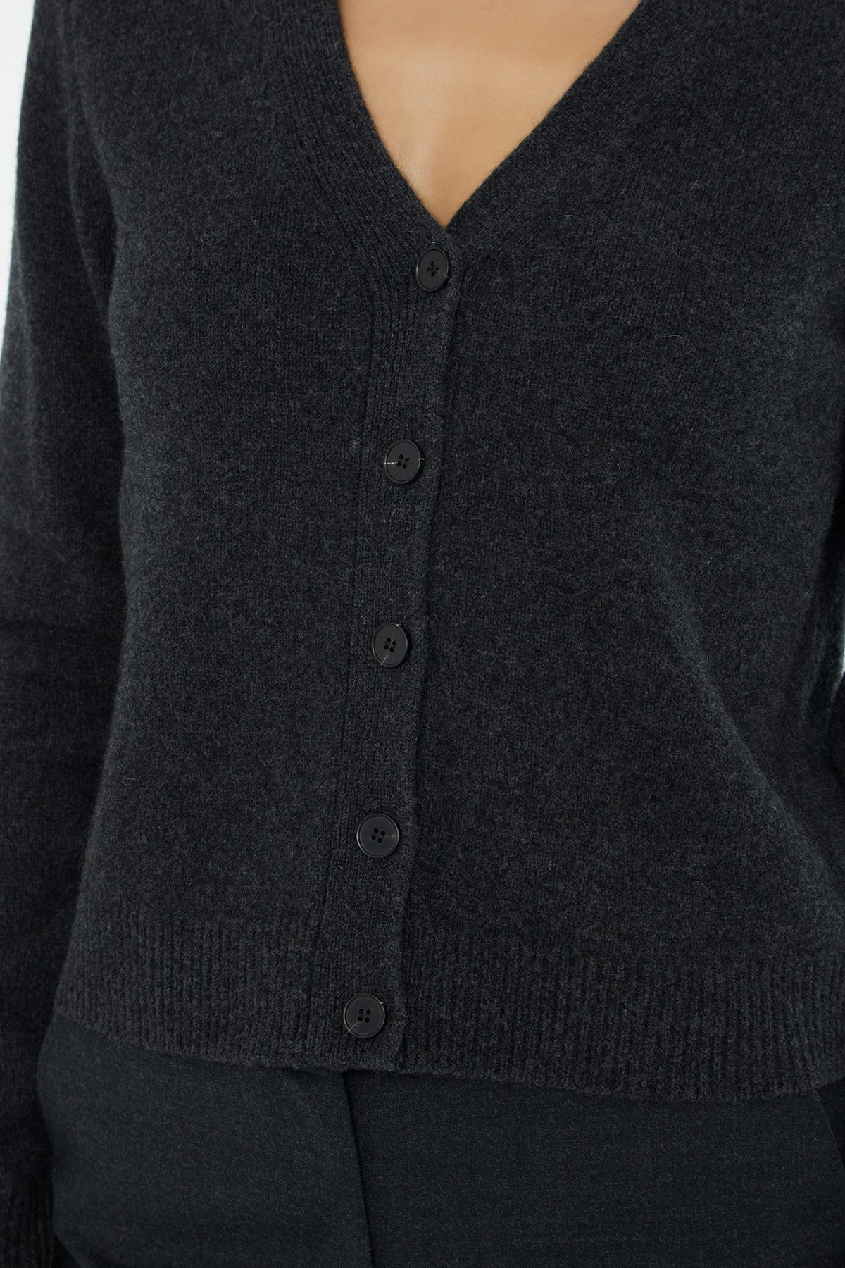 V Yaka Düğme Kapamalı Uzun Kollu Hırka