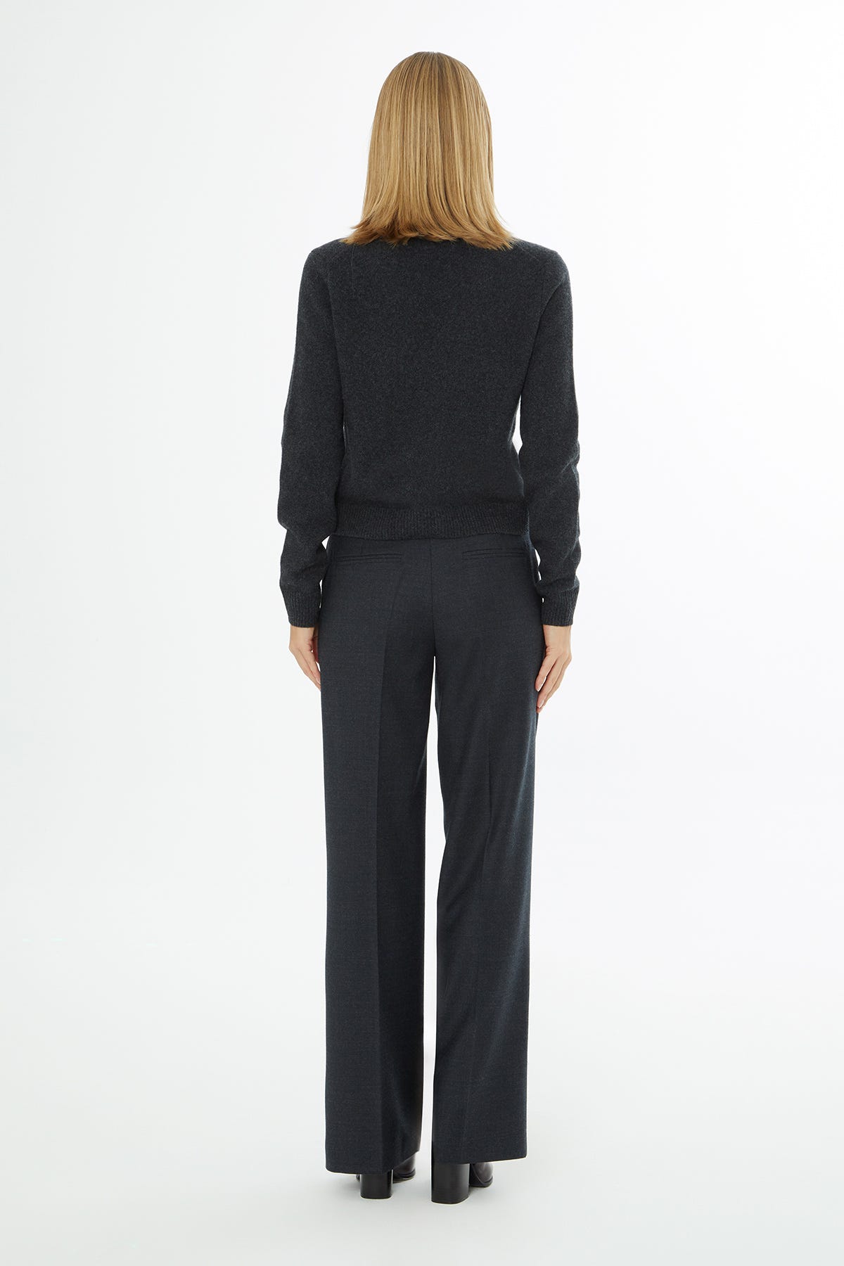 V Yaka Düğme Kapamalı Uzun Kollu Hırka