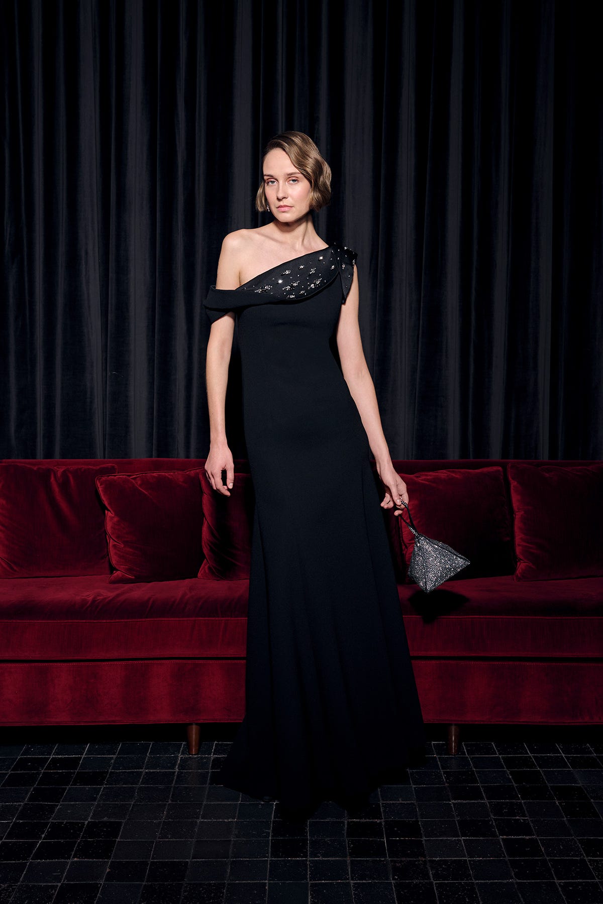 Yakası Boncuk İşlemeli Uzun Siyah Elbise