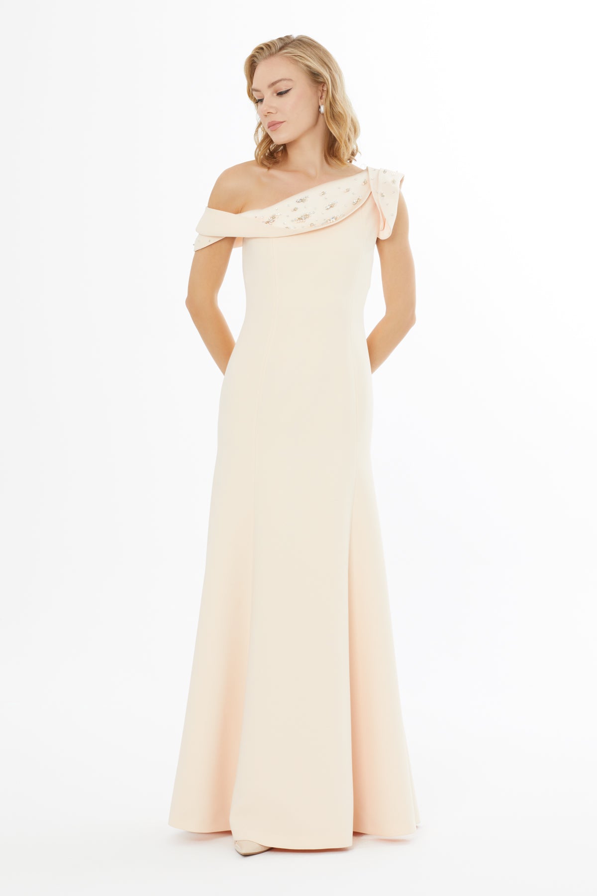 Yakası Boncuk İşlemeli Uzun Elbise