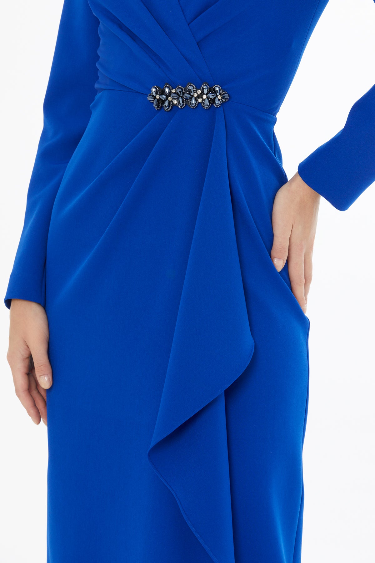 Vatkalı Dikme Aksesuarlı Elbise