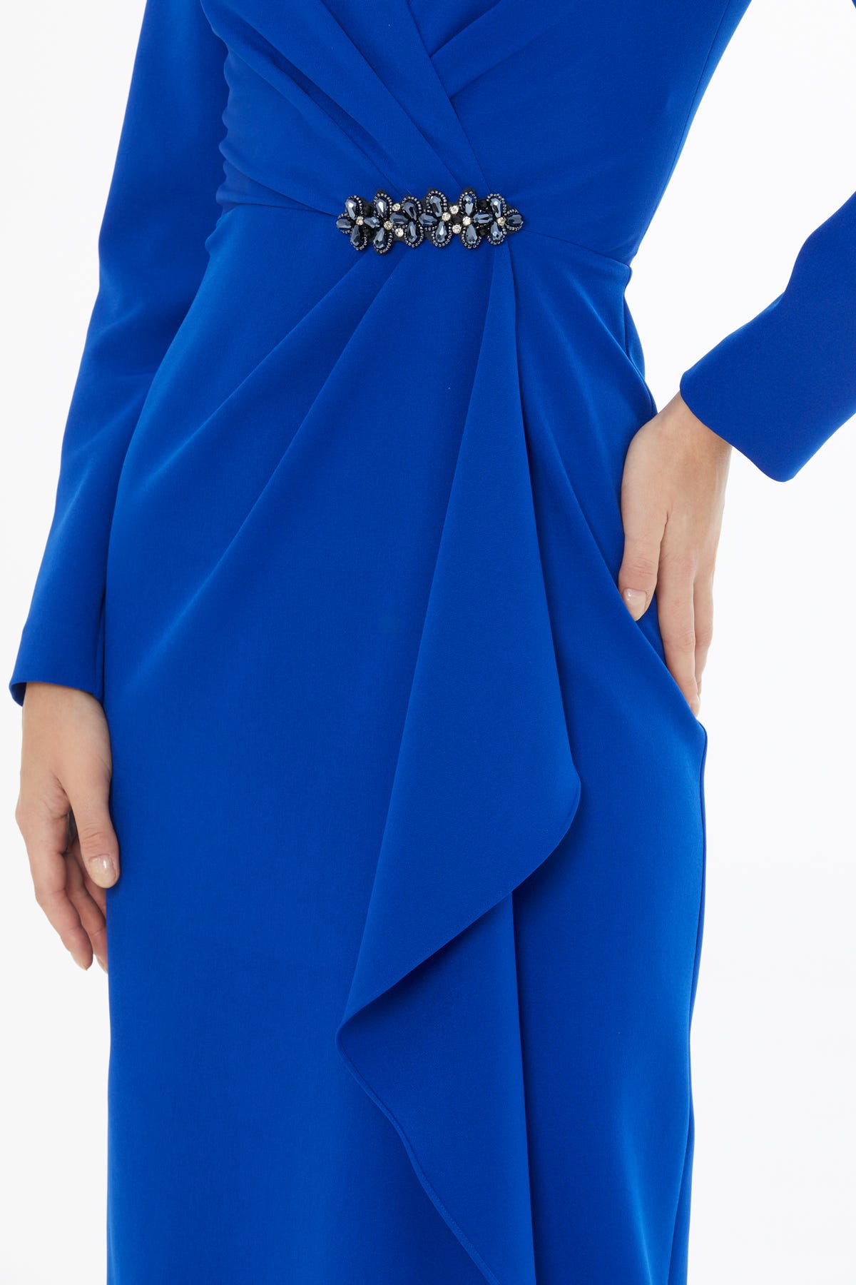 Vatkalı Dikme Aksesuarlı Elbise