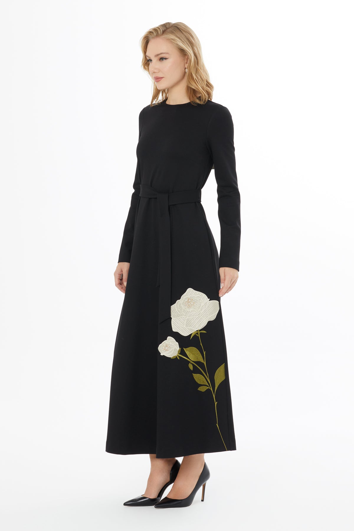 Kuşaklı Nakışlı ve İşlemeli Elbise