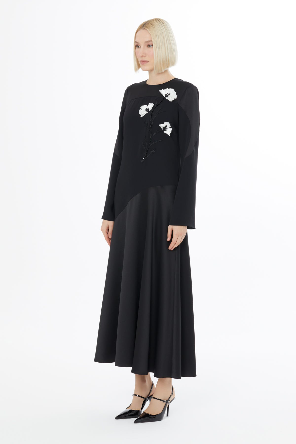 Uzun Kollu Nakış Detaylı Maxi Elbise