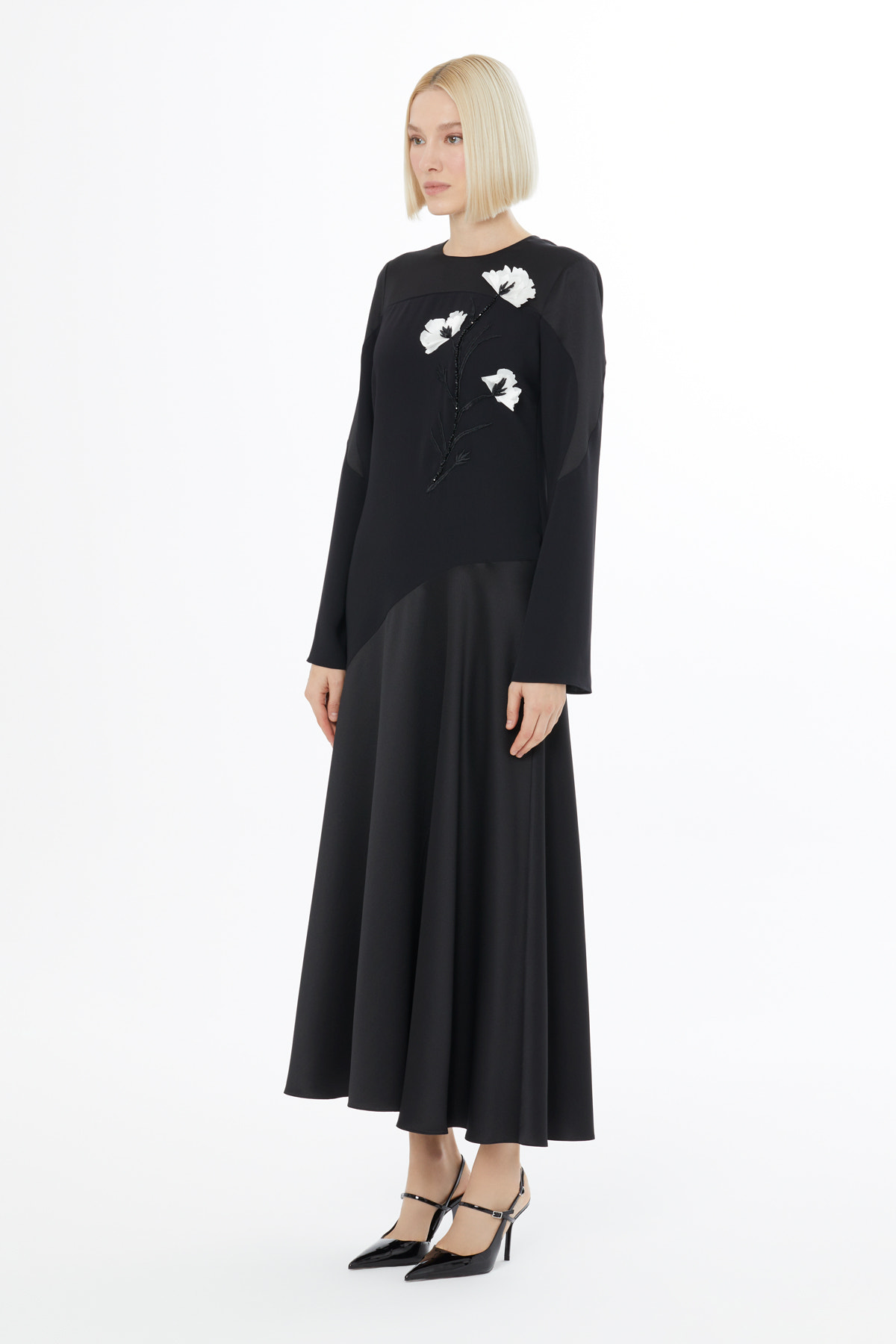 Uzun Kollu Nakış Detaylı Maxi Elbise