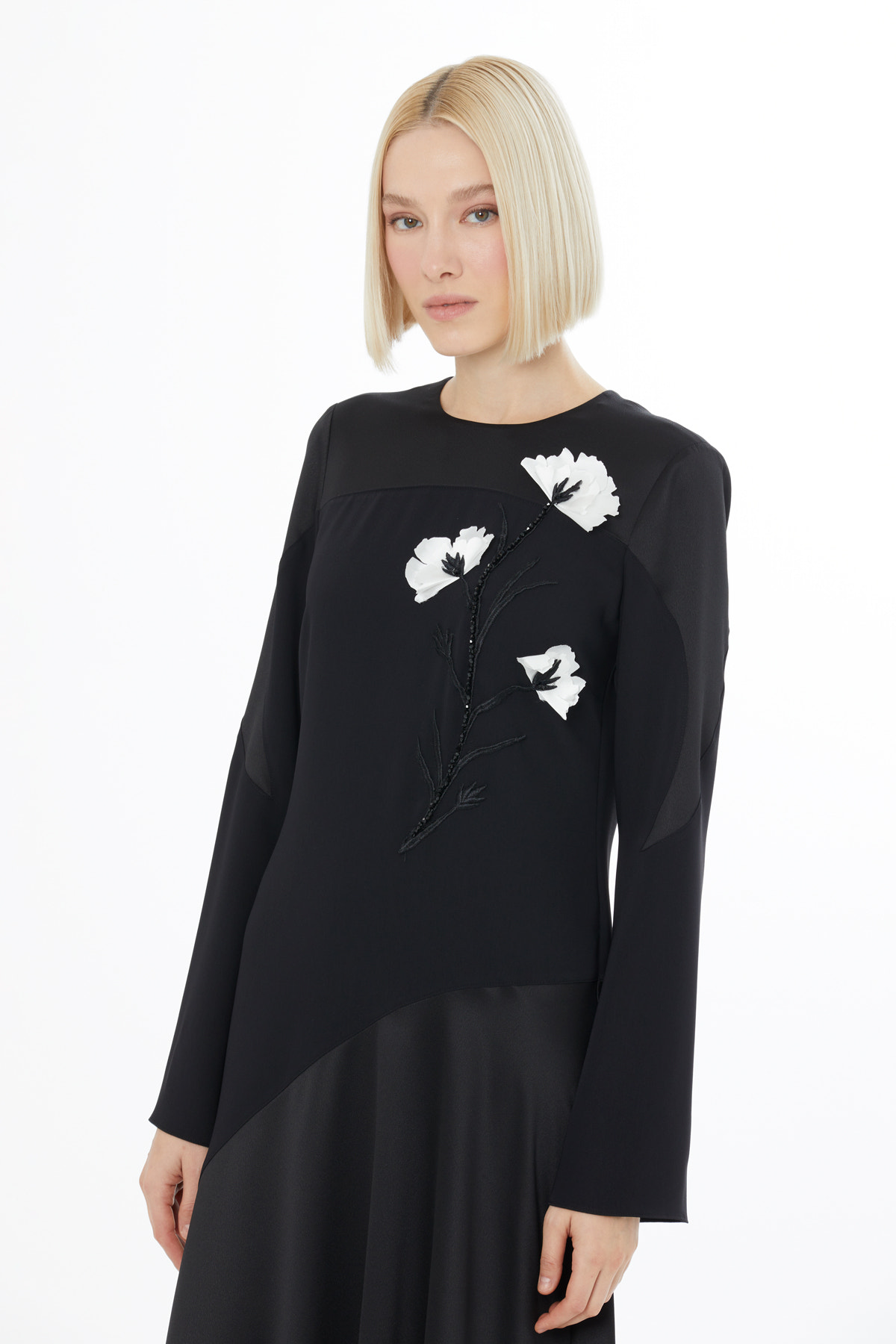 Uzun Kollu Nakış Detaylı Maxi Elbise