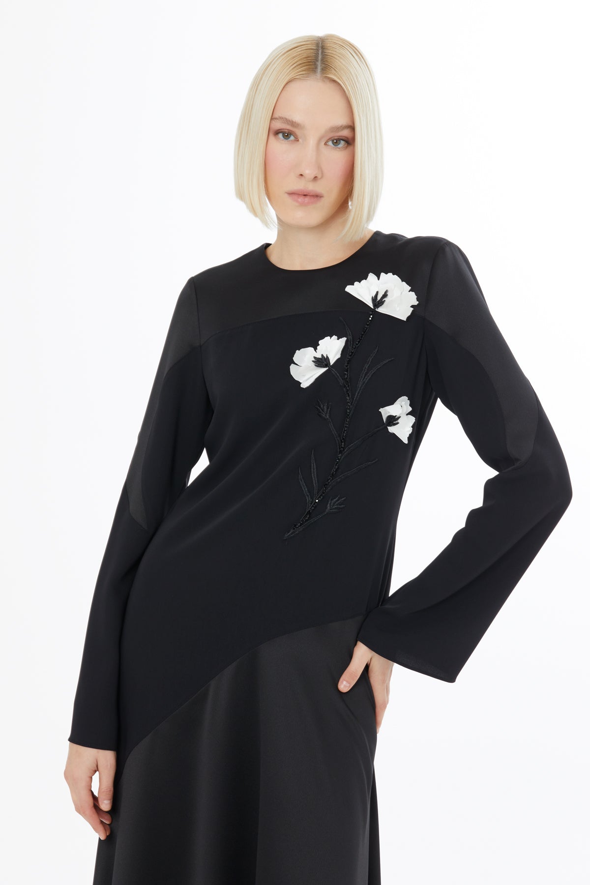 Uzun Kollu Nakış Detaylı Uzun Elbise