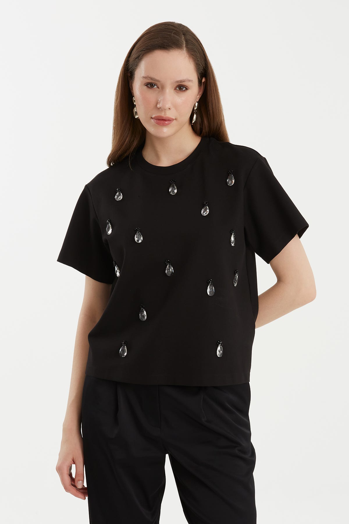 Boncuk İşlemeli Kayık Yaka Siyah T-Shirt