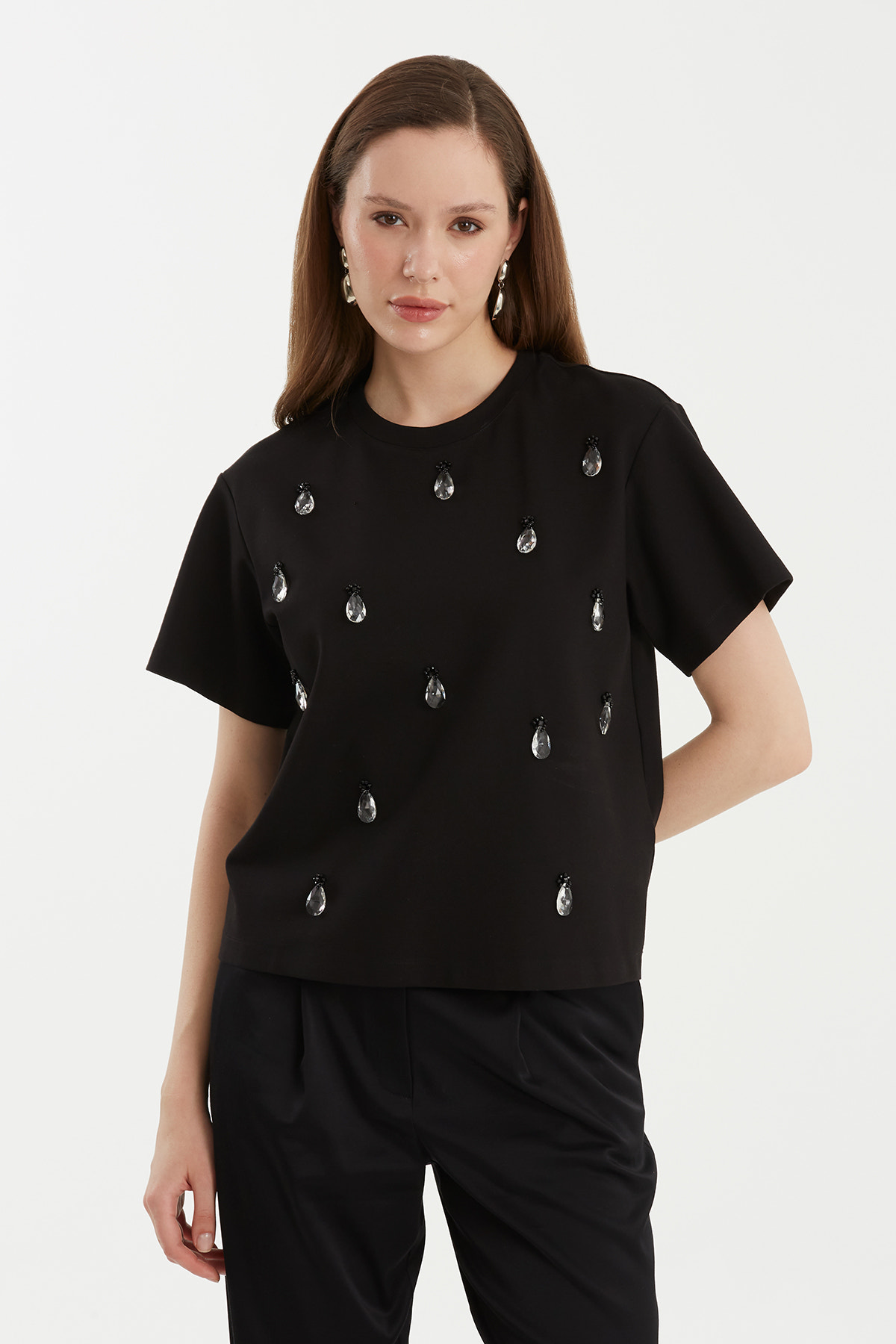 Boncuk İşlemeli Kayık Yaka Siyah T-Shirt