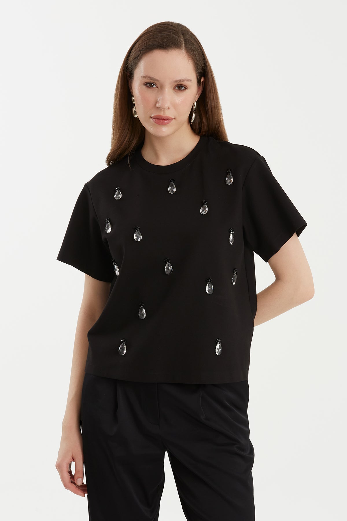 Boncuk İşlemeli Kayık Yaka Siyah T-Shirt