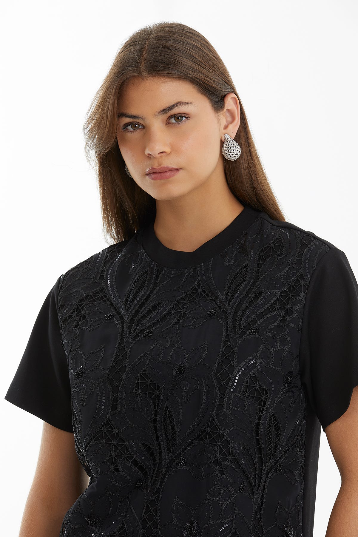 Önü Desenli Kayık Yaka Siyah T-Shirt