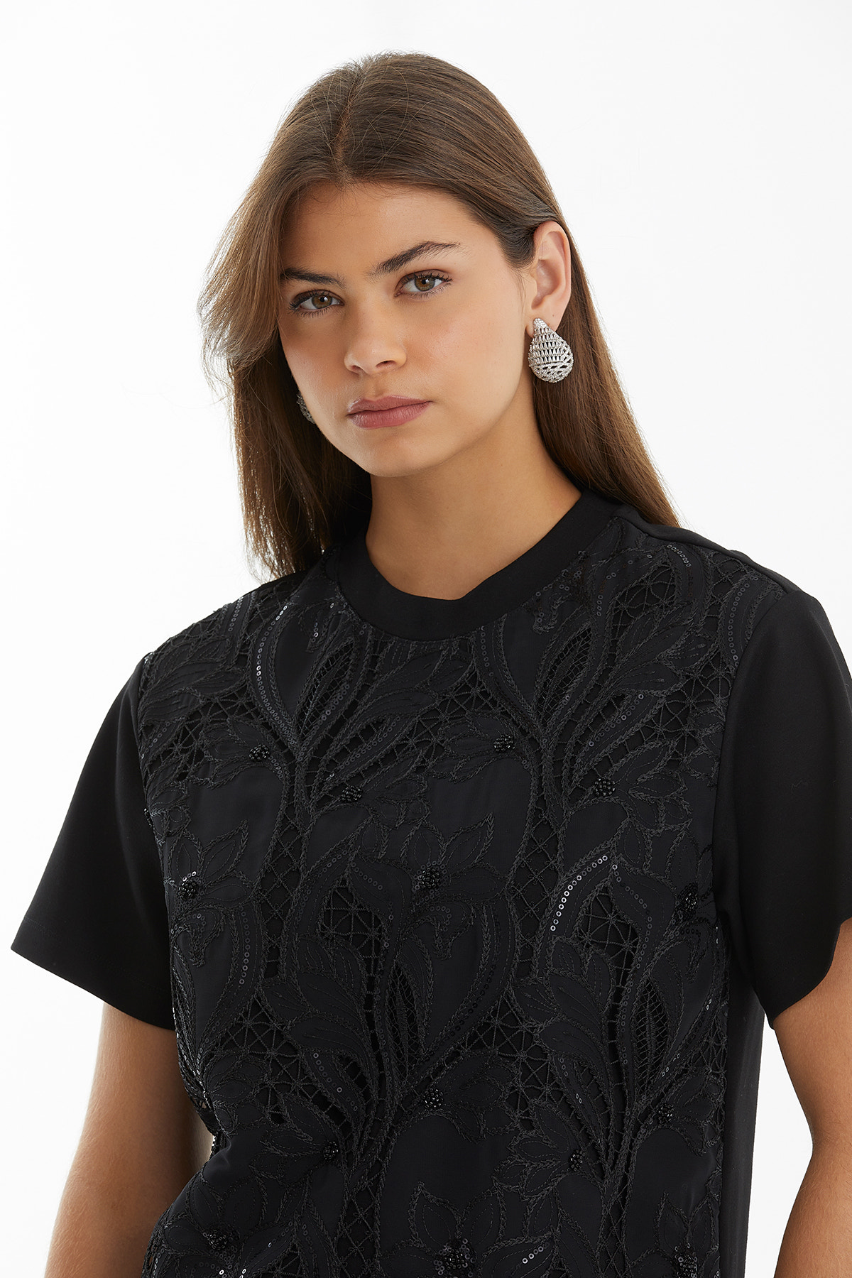 Önü Desenli Kayık Yaka Siyah T-Shirt