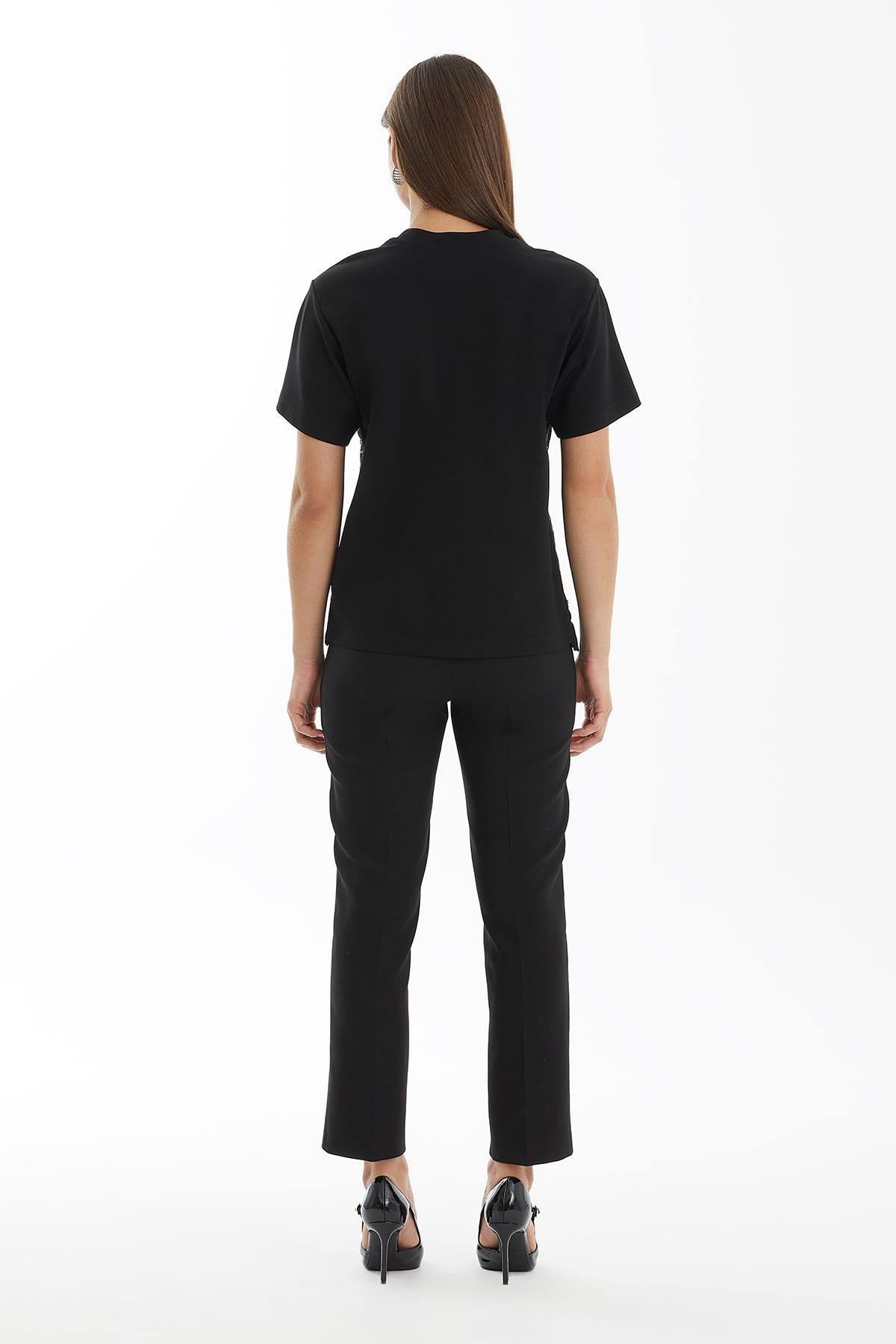 Önü Desenli Kayık Yaka Siyah T-Shirt