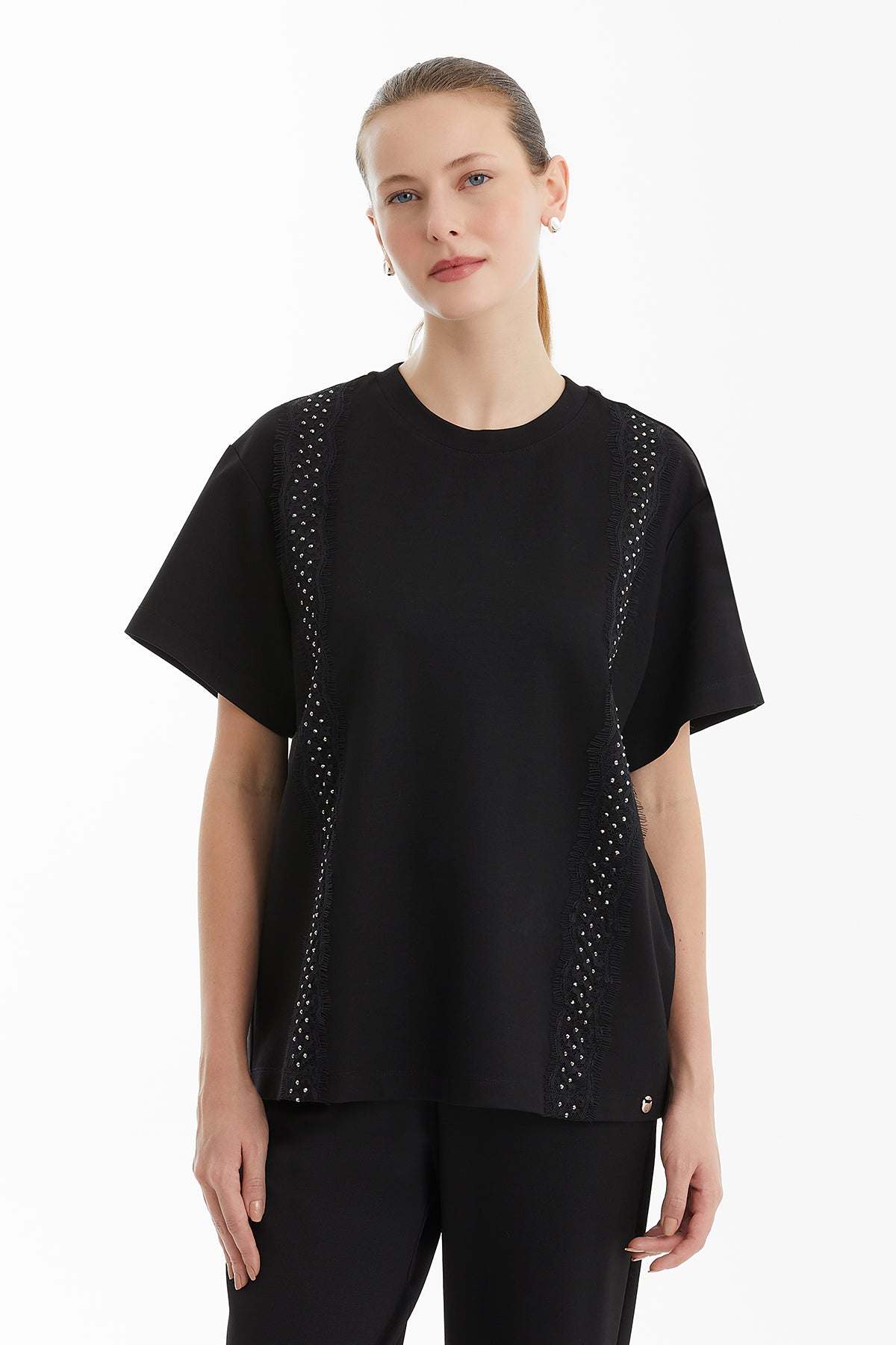 Şerit Aksesuar Detaylı Siyah T-Shirt