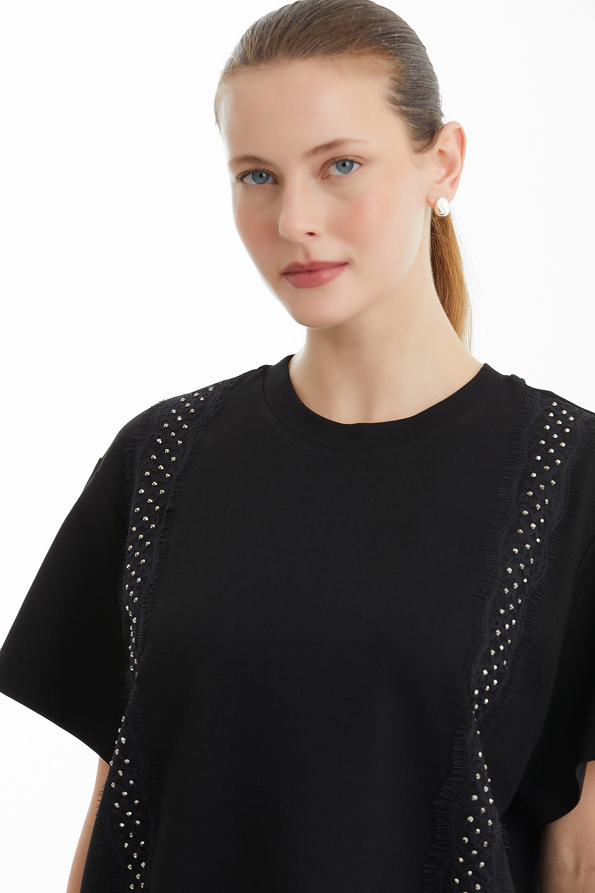 Şerit Aksesuar Detaylı Siyah T-Shirt
