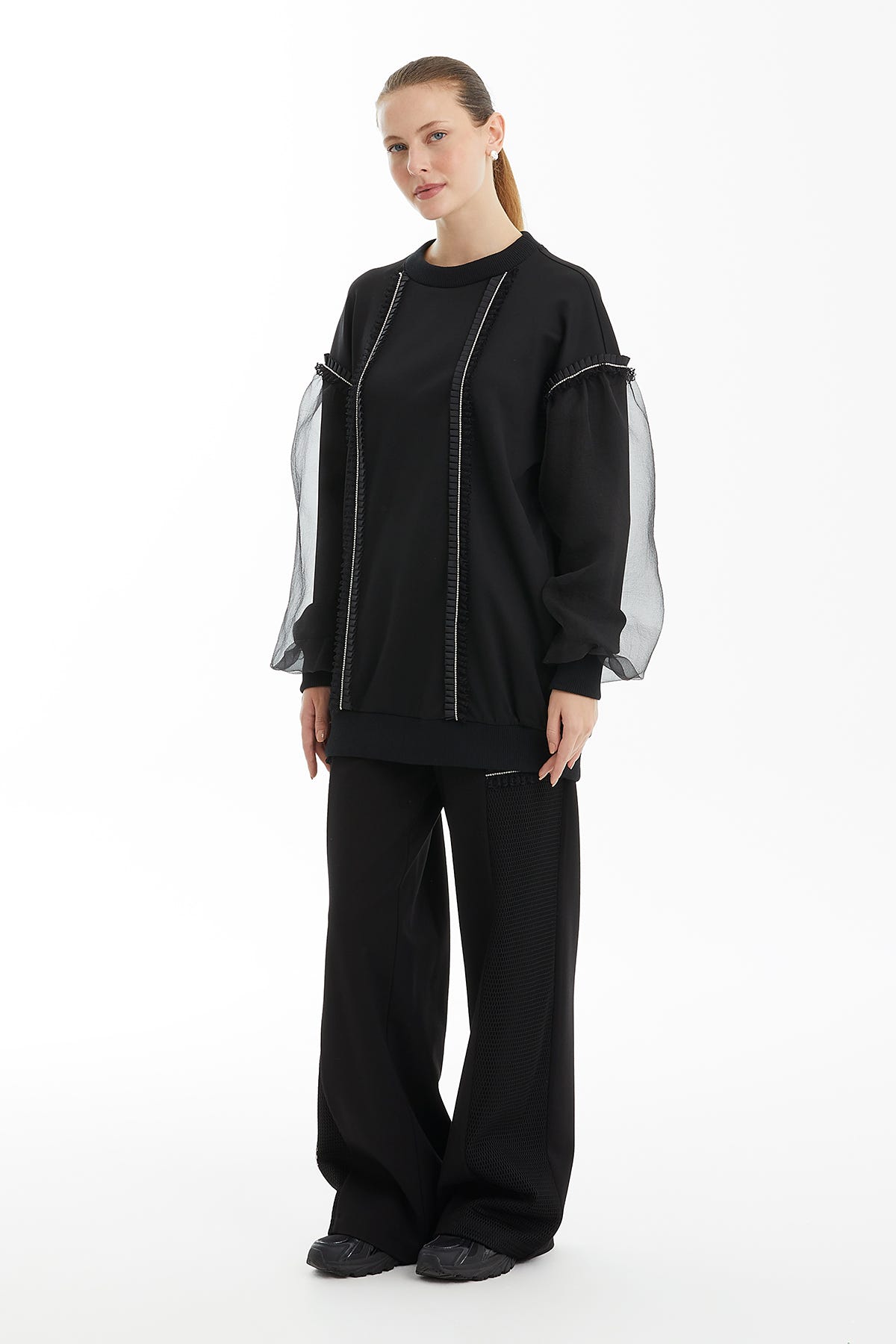 Taşlı Şerit Aksesuarlı Organze Detaylı Siyah Sweatshirt