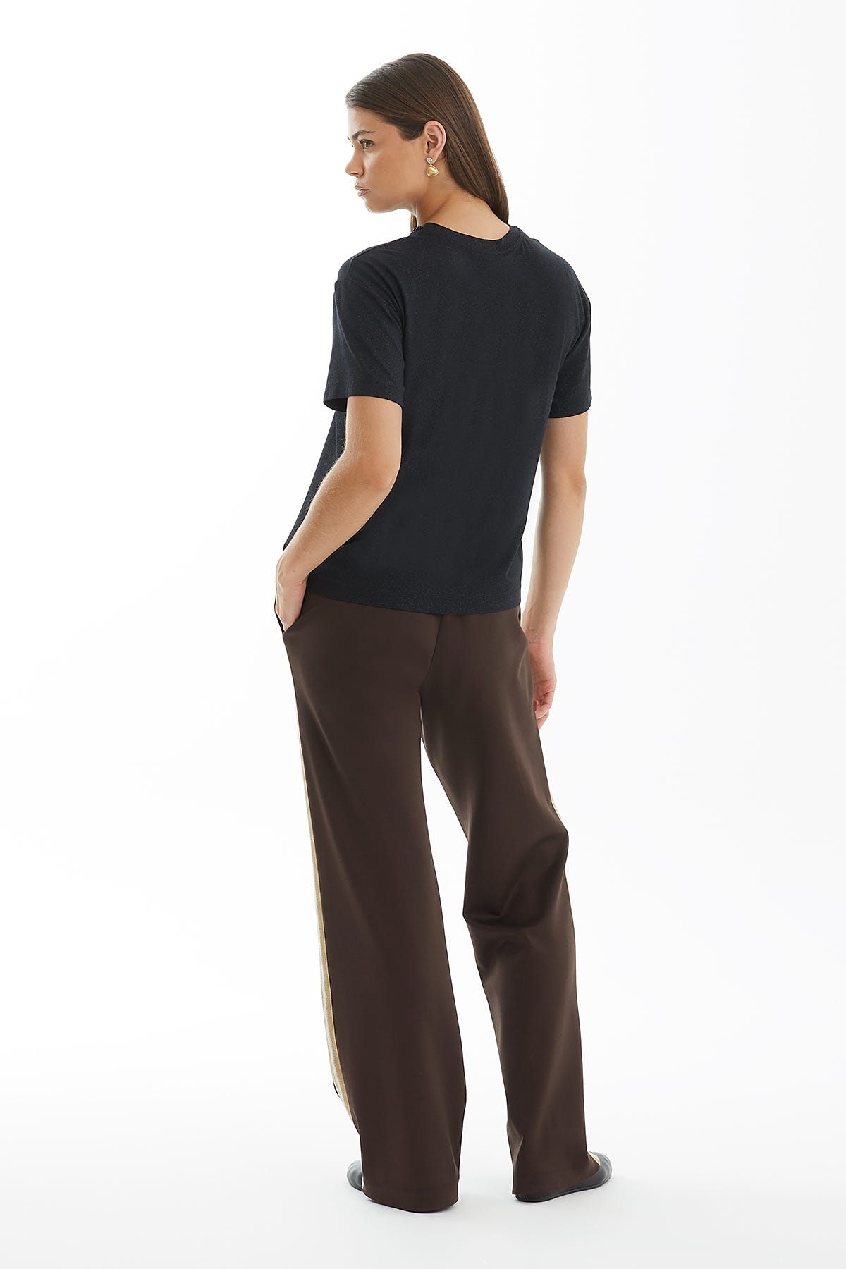 Simli Boğazı İşleme Detaylı T-Shirt