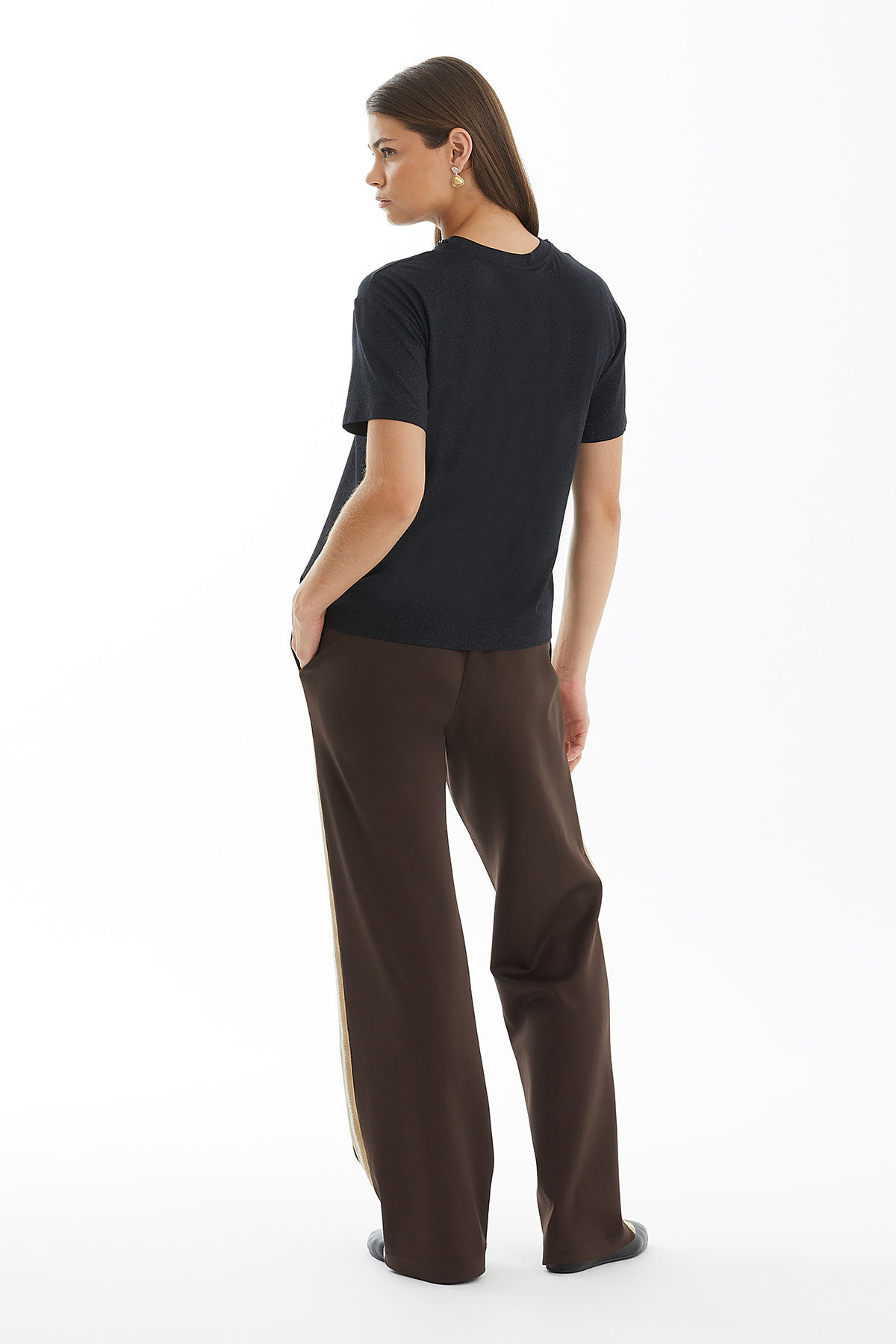 Simli Boğazı İşleme Detaylı T-Shirt