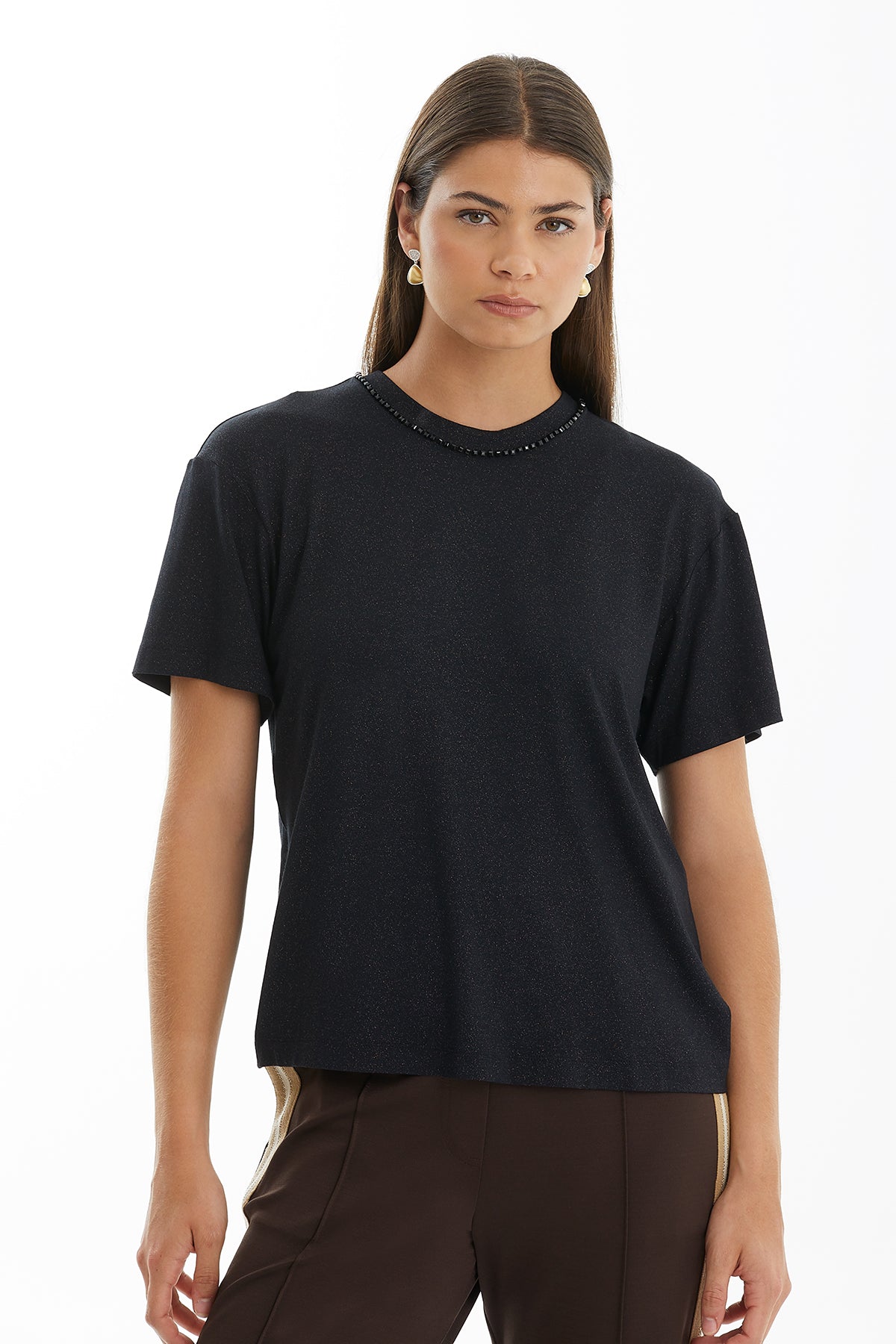 Simli Boğazı İşleme Detaylı T-Shirt
