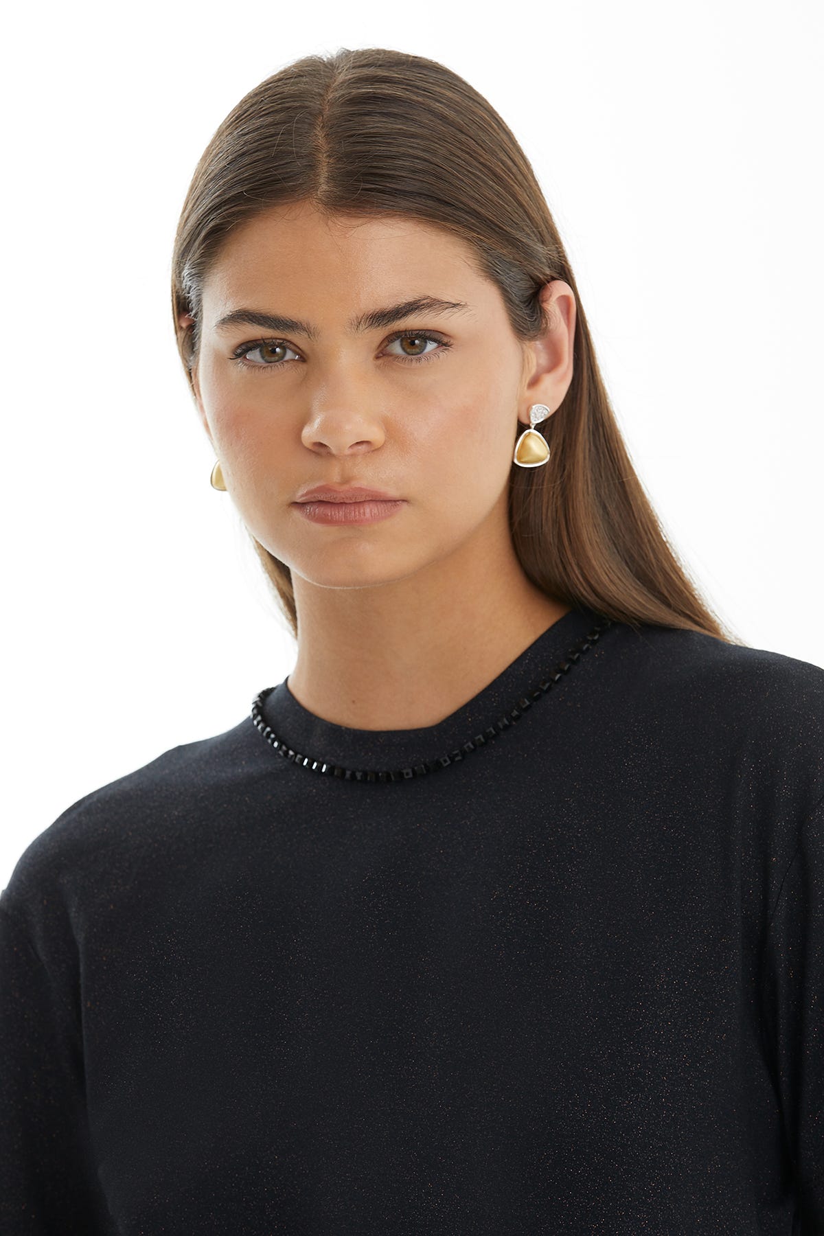 Simli Boğazı İşleme Detaylı T-Shirt
