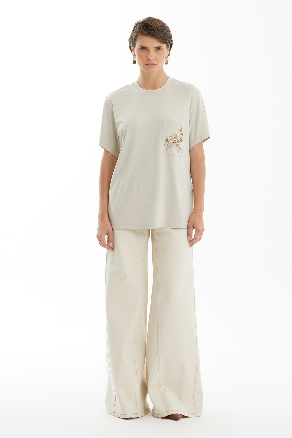 Çiçek Nakışlı Bej T-Shirt