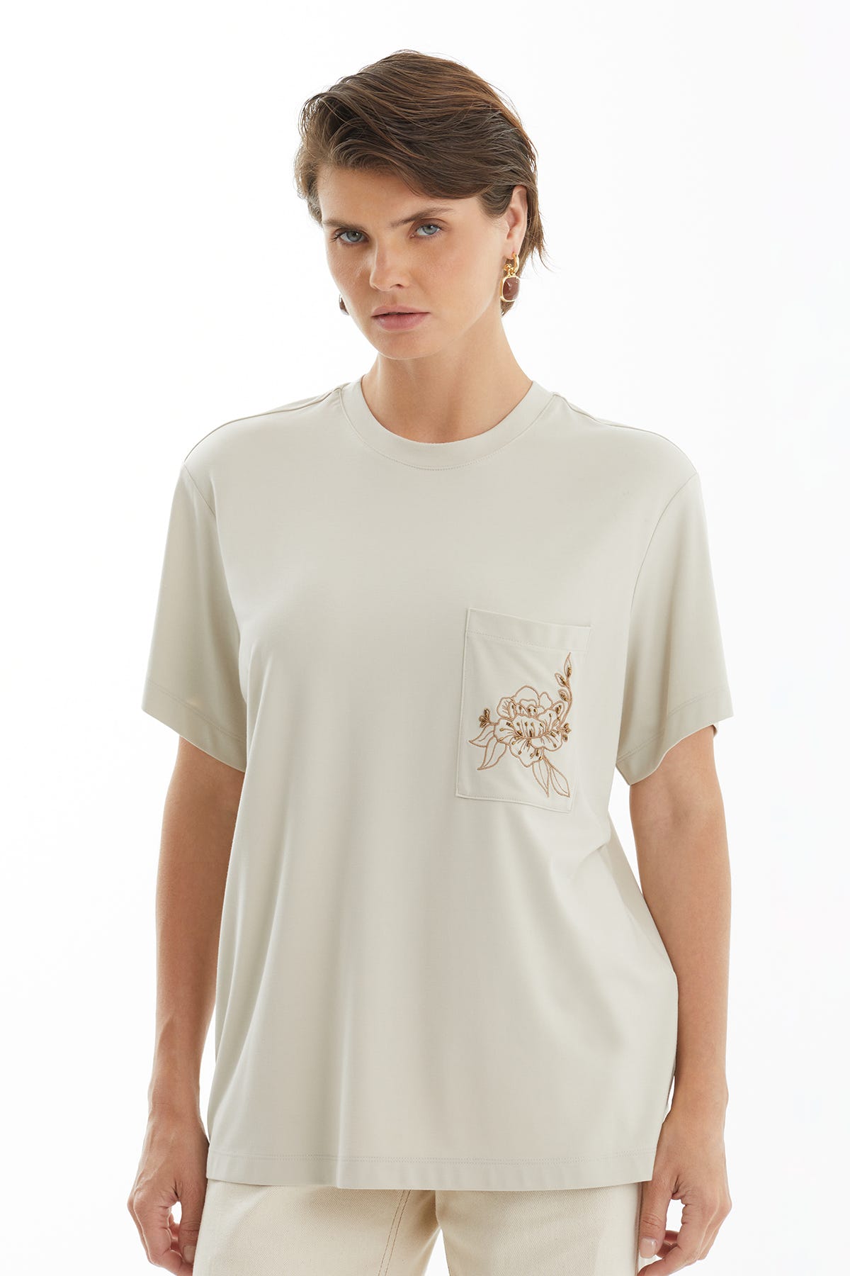 Çiçek Nakışlı Bej T-Shirt