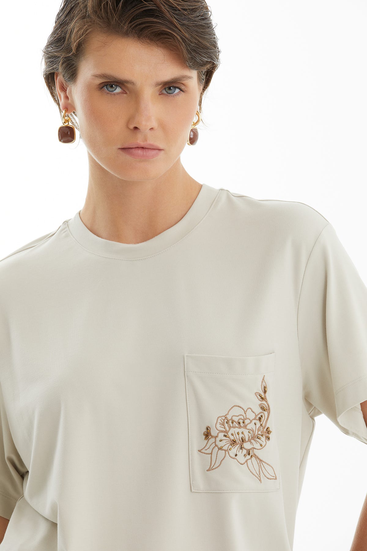Çiçek Nakışlı Bej T-Shirt