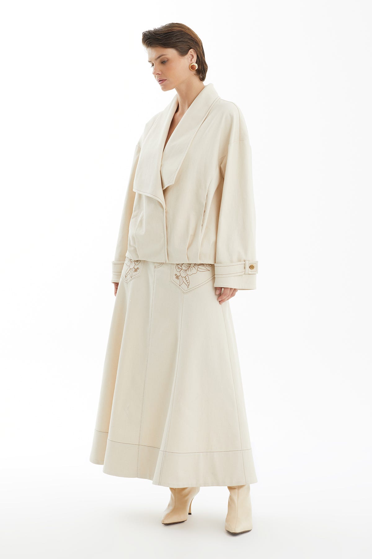 Şal Yaka Çiçek Nakışlı Ekru Denim Ceket