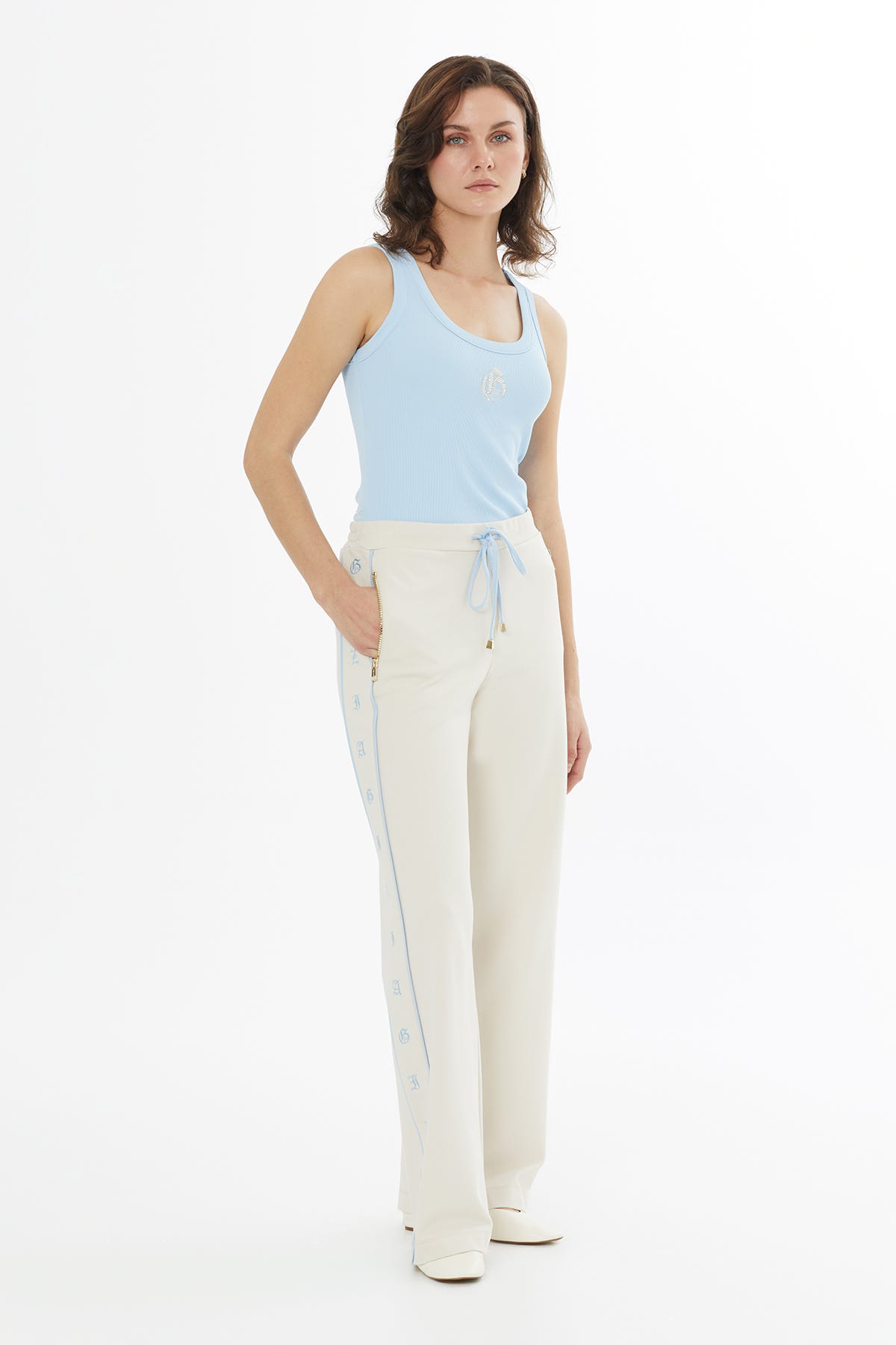 Yanları Nakış Detaylı Bej Eşofman Altı