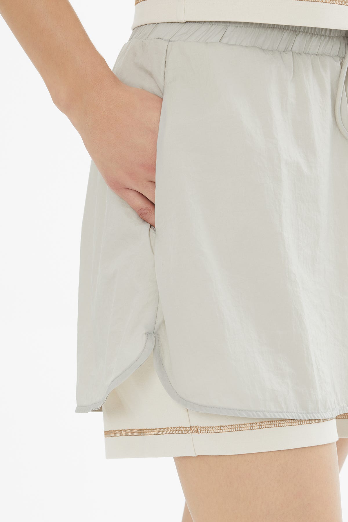 Teknik Kumaşlı Lastikli Bej Şort