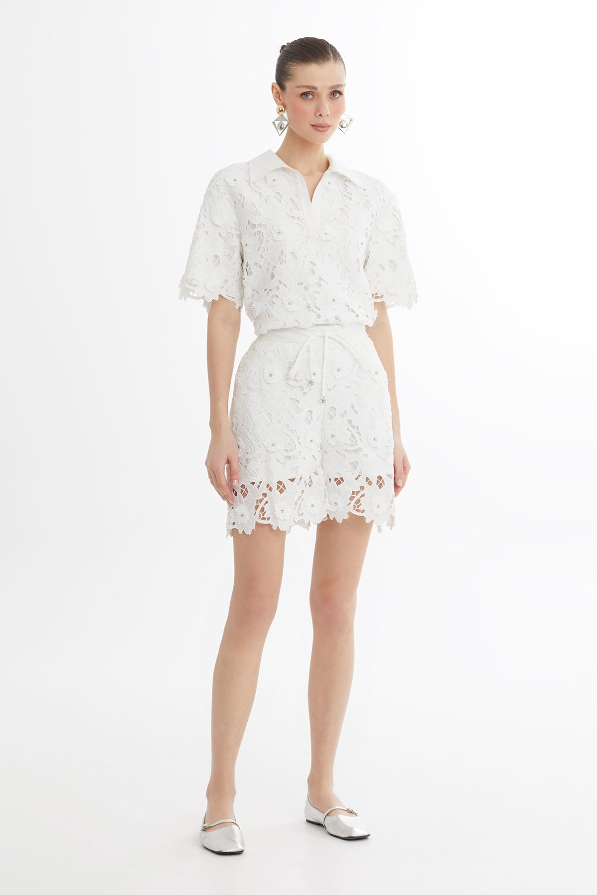 İşleme Detaylı Desenli Beyaz Şort