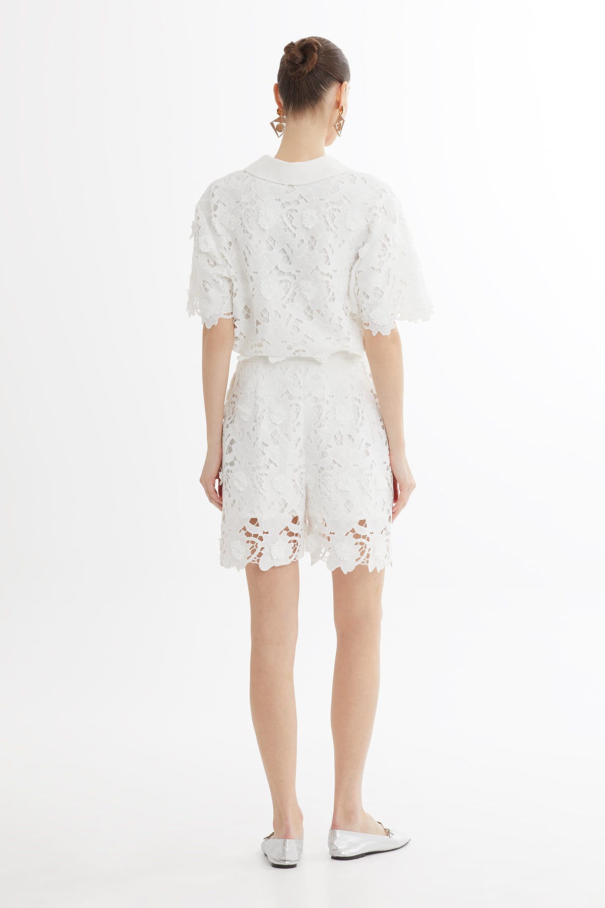 İşleme Detaylı Desenli Beyaz Şort