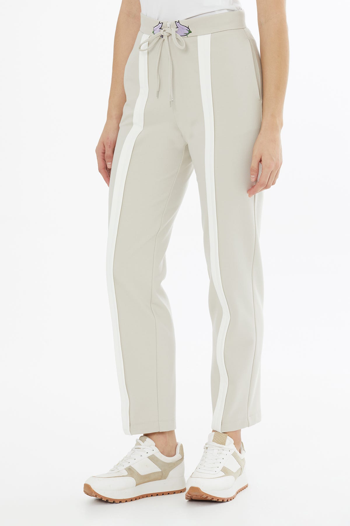 Kordonlu Nakışlı Bej Renk Eşofman Altı